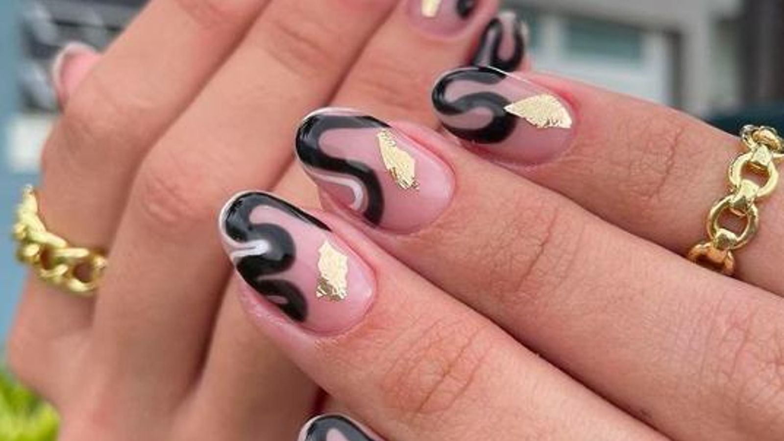 Manicura con ondas y toques dorados. Manicura con ondas y toques dorados.