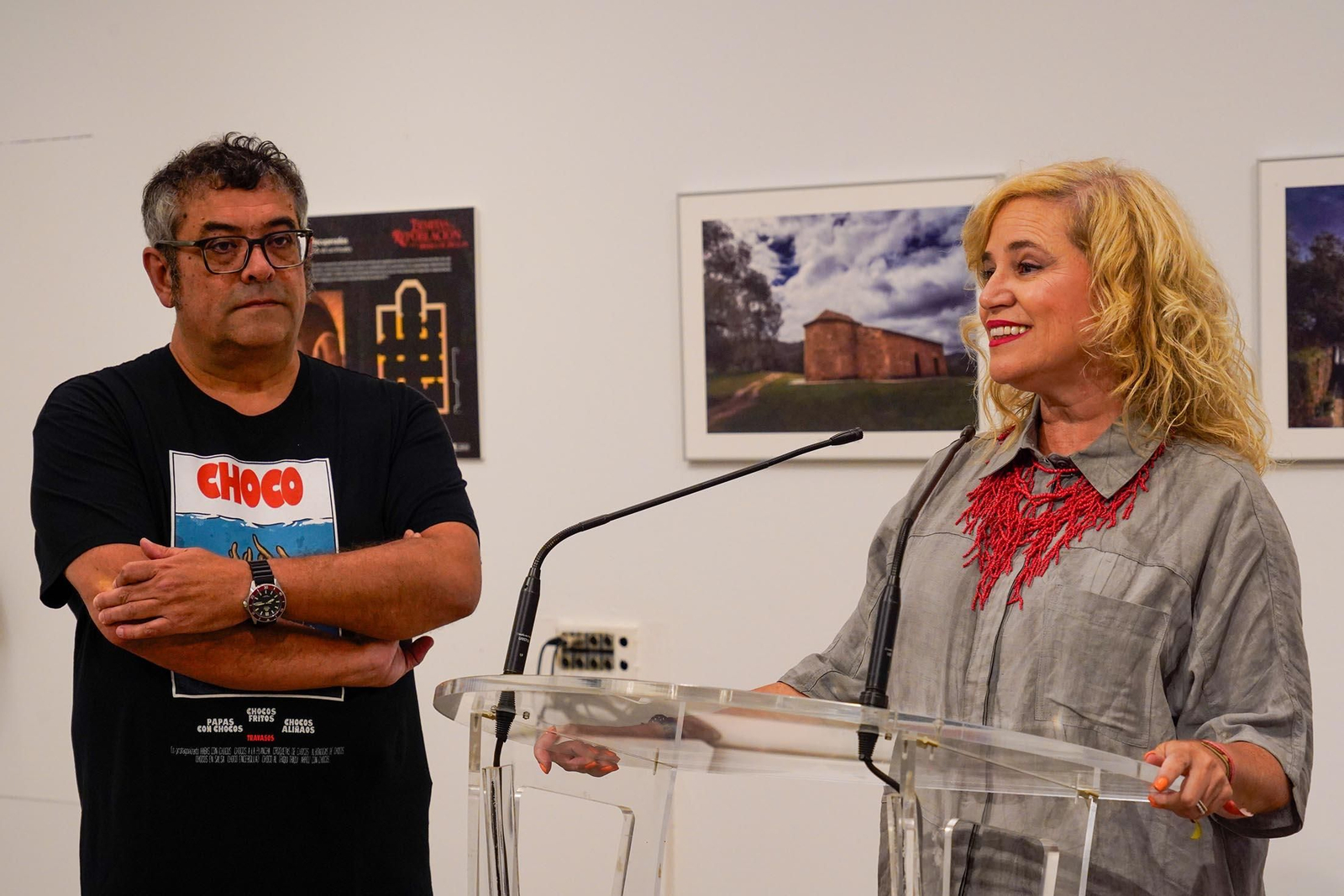 Imágenes de la inauguración de la exposición 'Ermitas de repoblación en la Sierra de Huelva' por La diputada de Cultura, Gracia Baquero, y el autor de la exposición, Jorge Garrido.