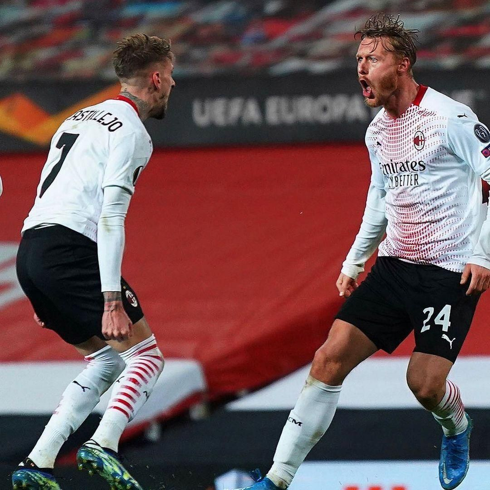 Samu Castillejo celebra con Kjaer el gol del empate en Old Trafford.