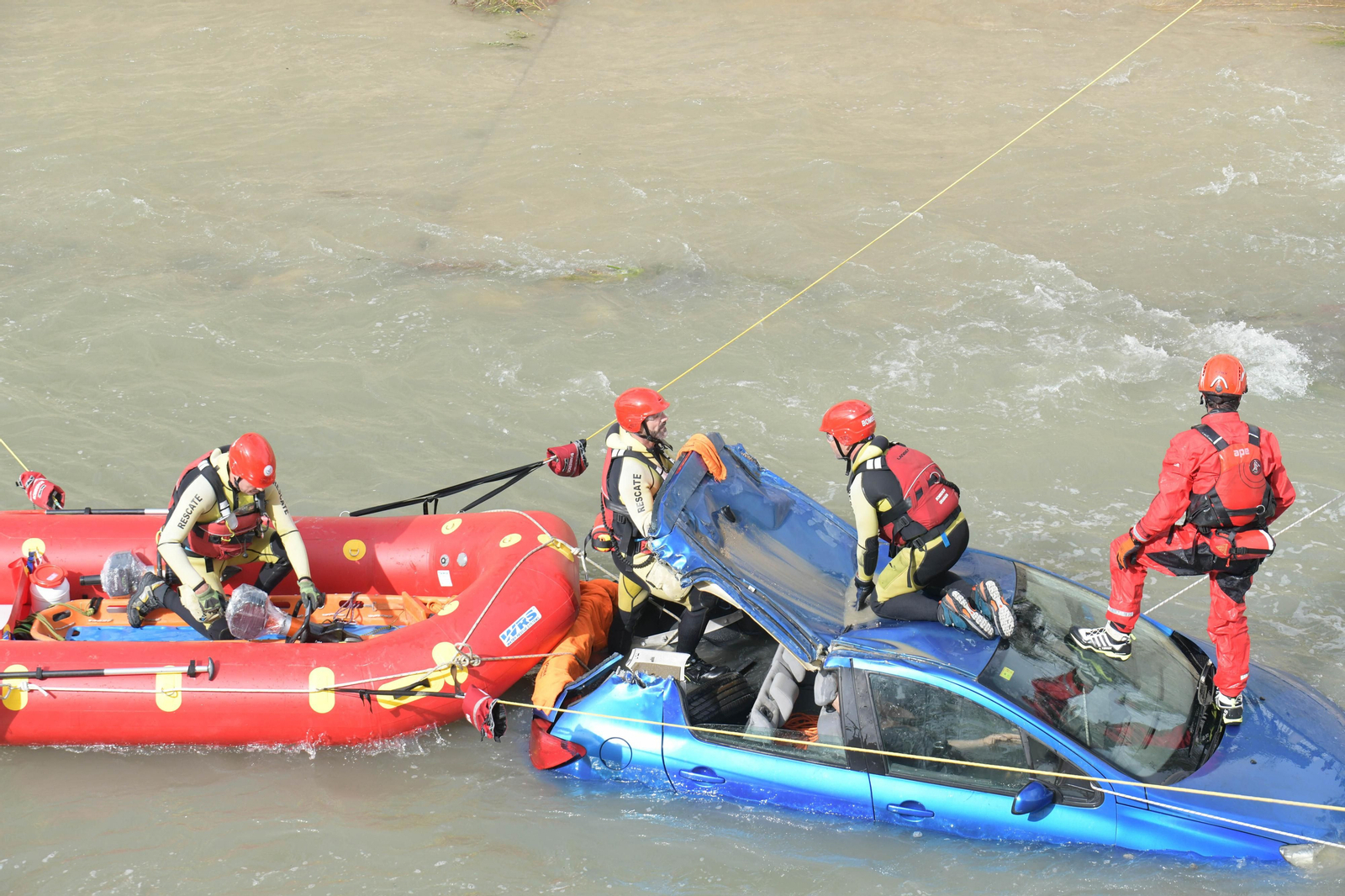 Fotos: Las mejores imágenes del simulacro de rescate de un coche accidentado en el río Genil de Granada