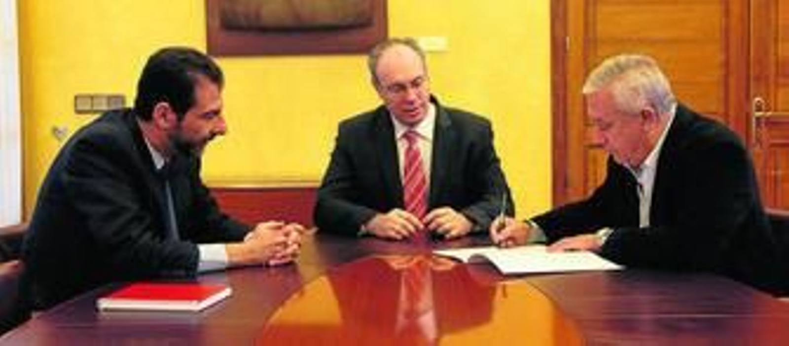 Javier Arenas firmó ayer la renuncia a su escaño en el Parlamento de Andalucía.