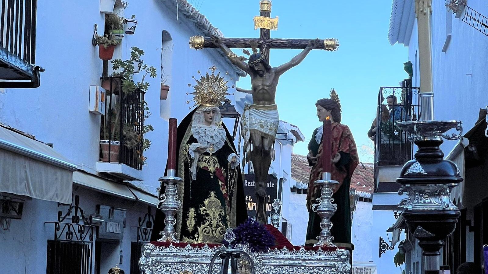 El trono del Cristo de la Paz, María Santísima de la Soledad y San Juan Evangelista en Mijas.