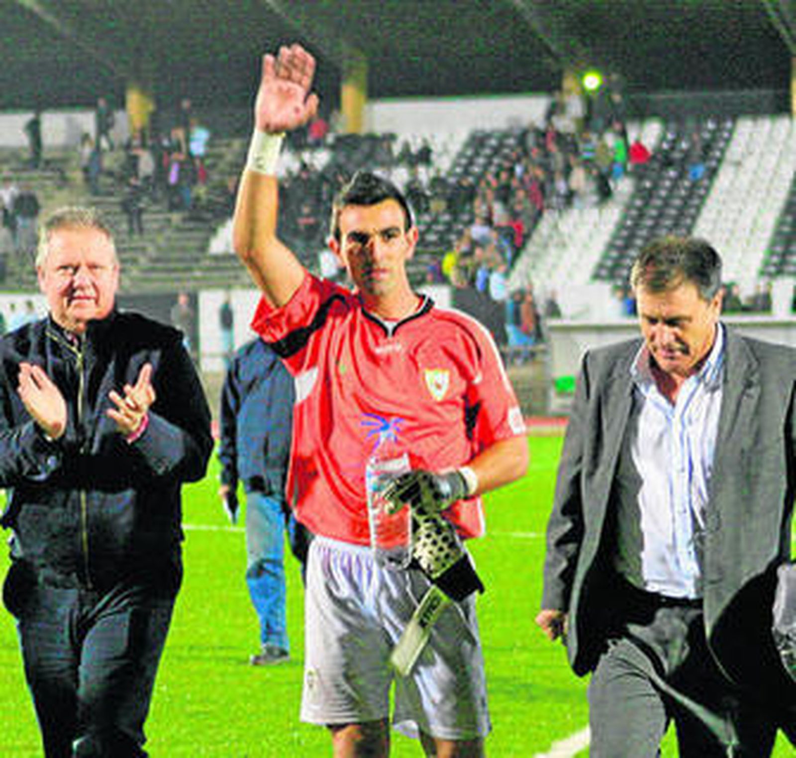 José Manuel Camacho, ovacionado en el Municipal de La Línea.