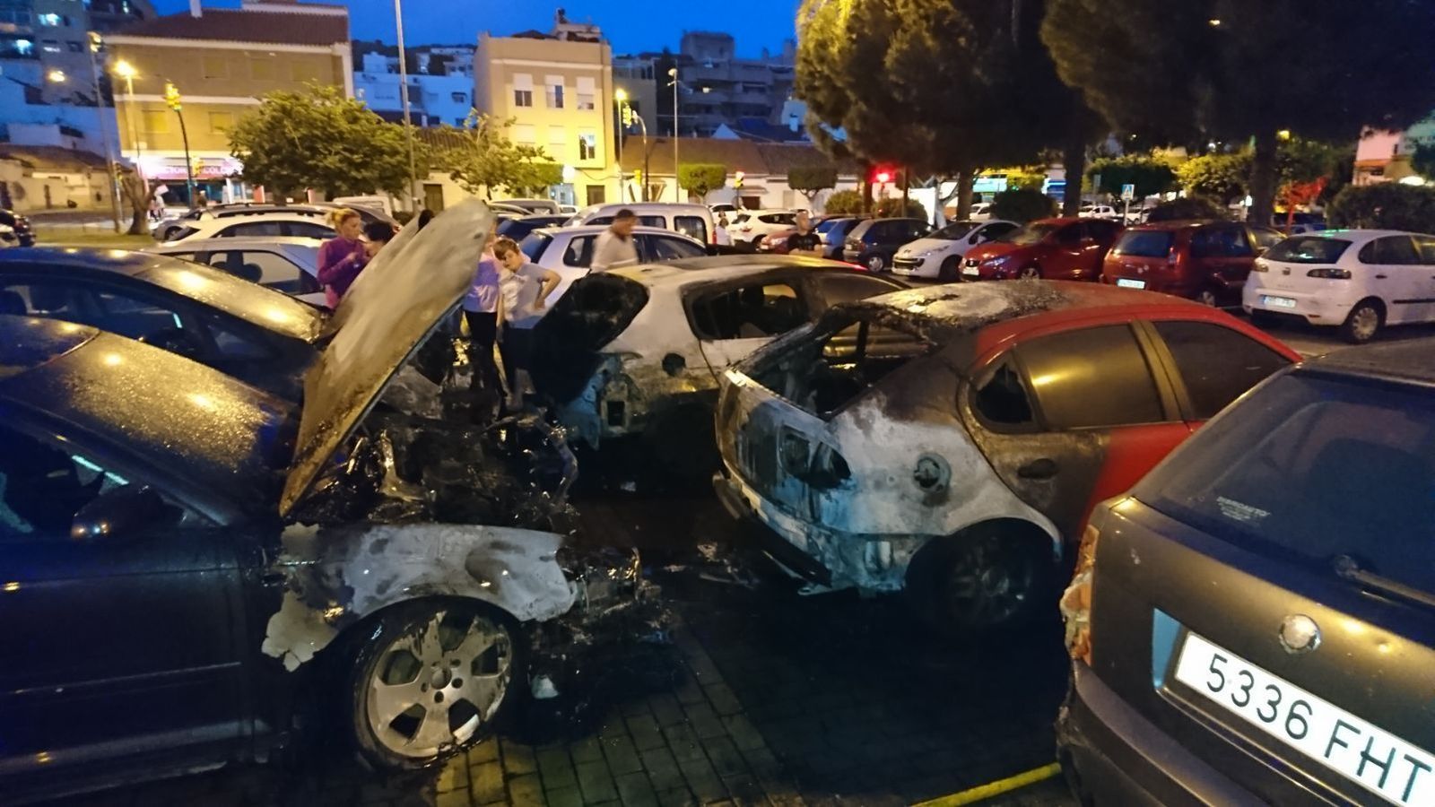 Media docena de vehículos quemados