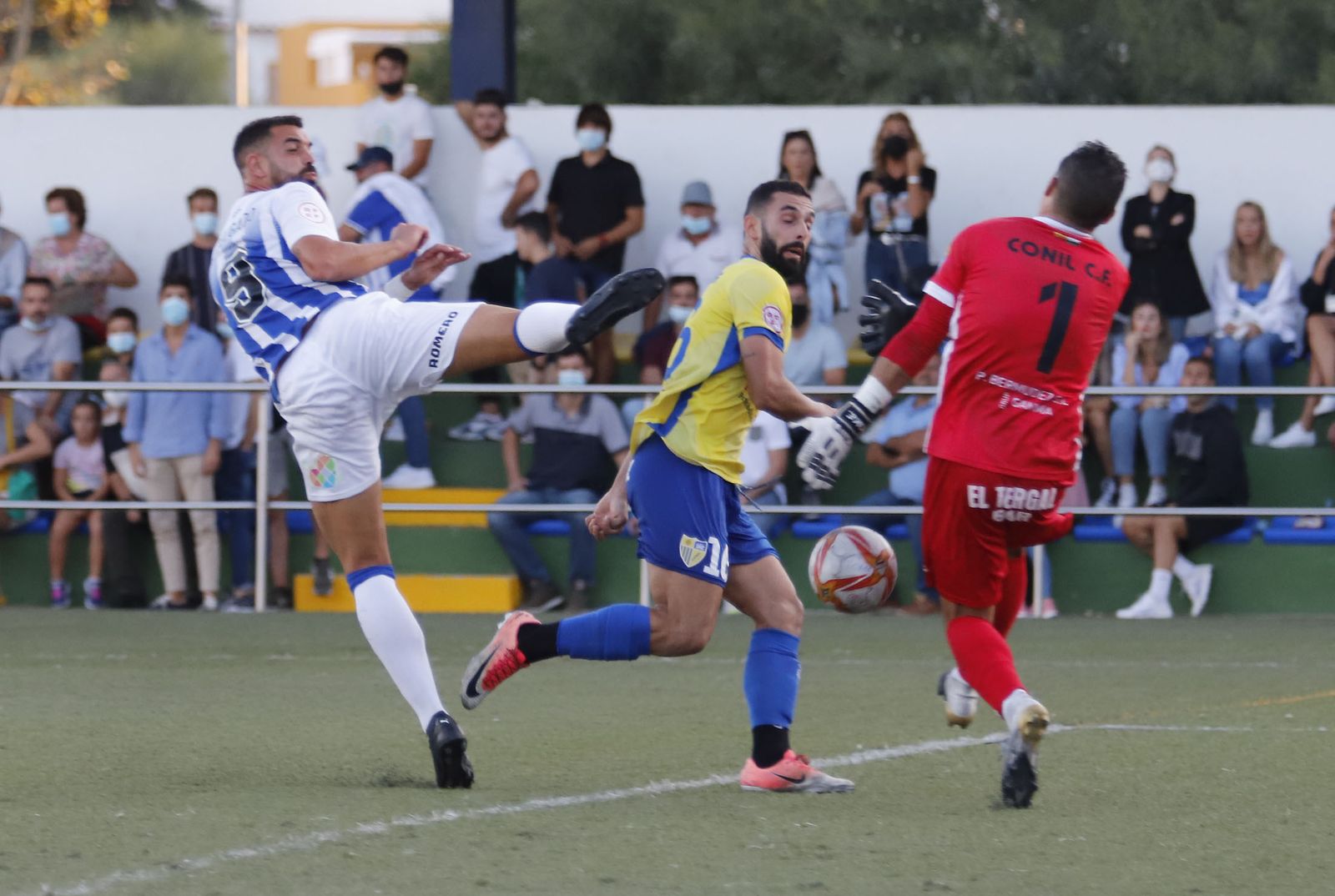 Imágenes del encuentro entre el Conil y el Recreativo de Huelva