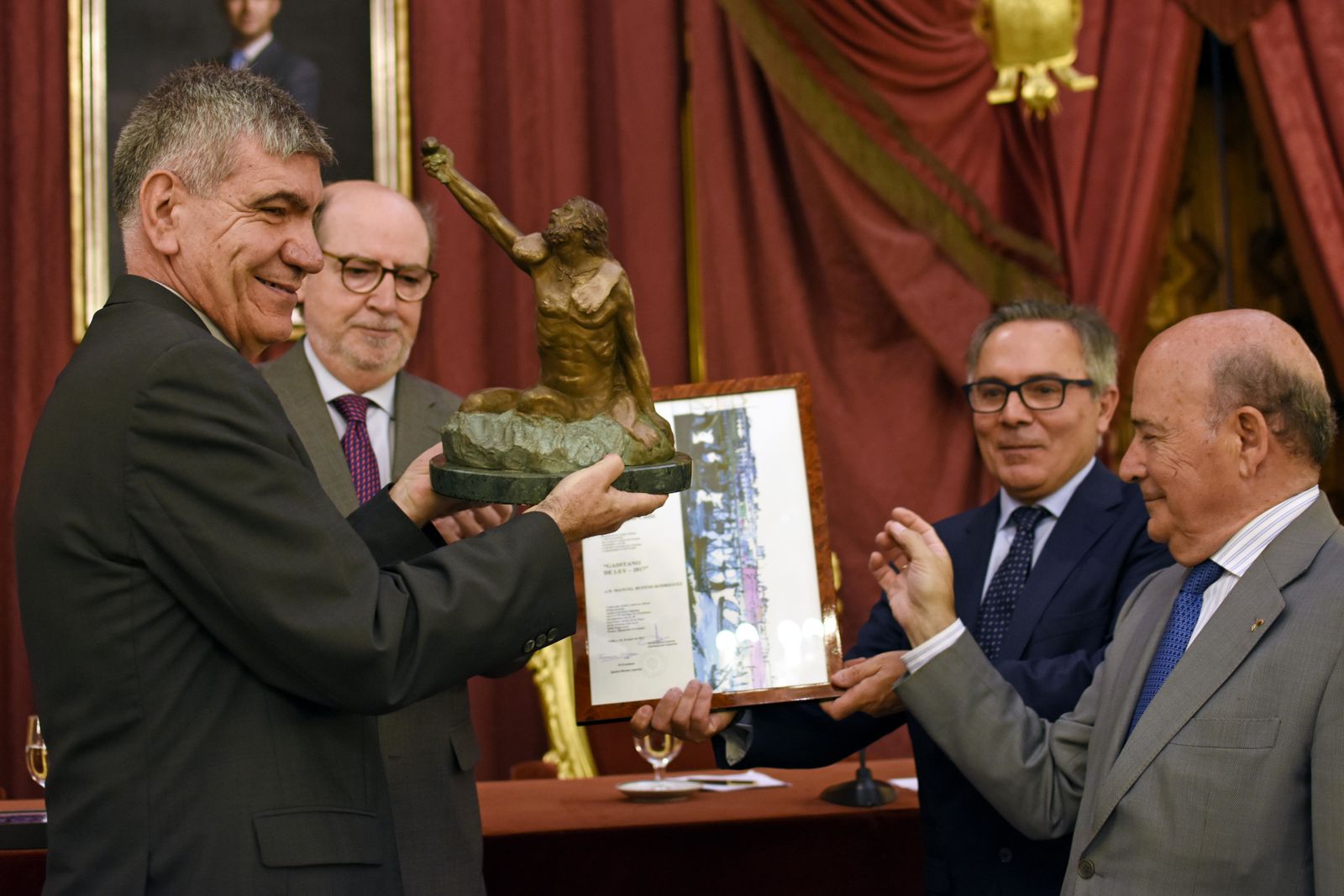Manuel Bustos recibiendo el premio Gaditano de Ley que concede el Ateneo de Cádiz.