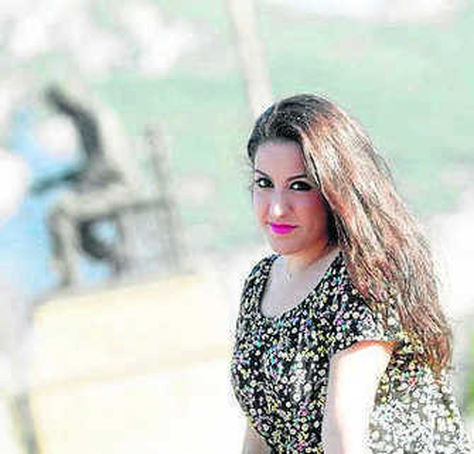 Rocío González, en el paseo de Poniente, con el Peñón al fondo.