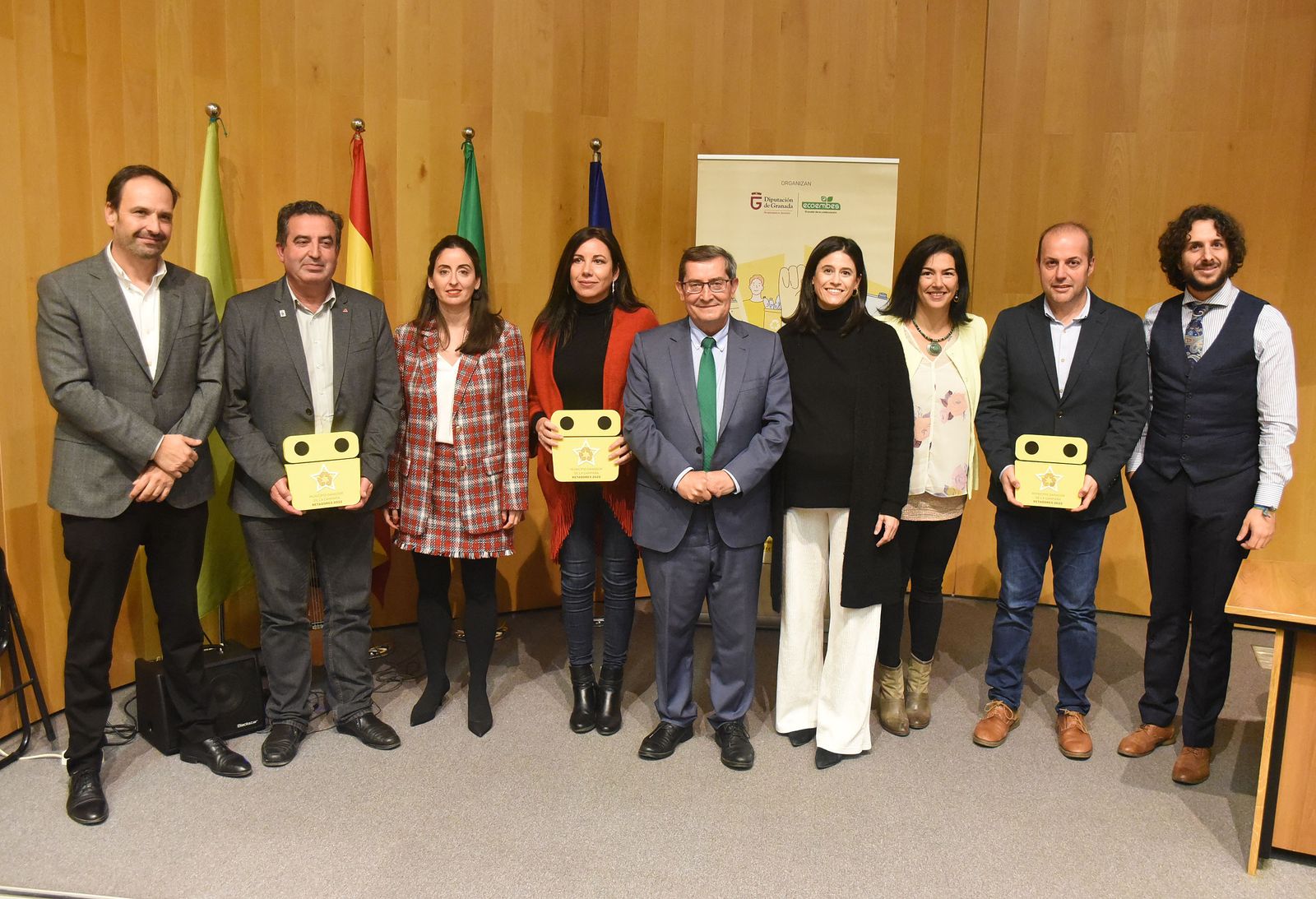 Foto de familia de los asistentes a la gala de premios de la Diputación de Granada y Ecoembres