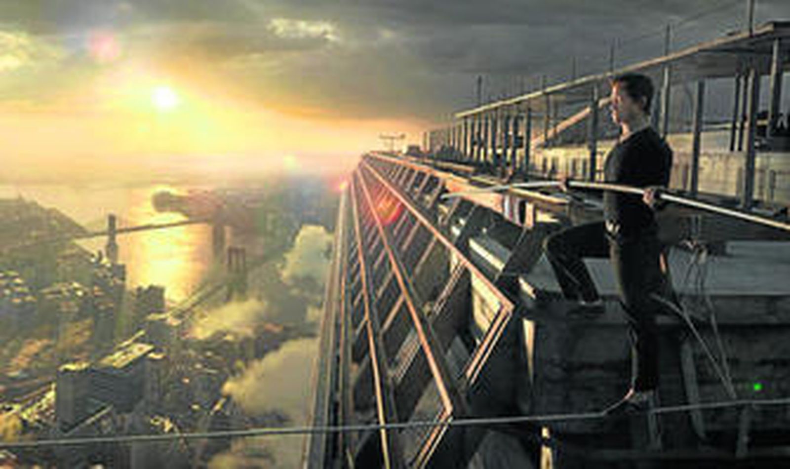 Joseph Gordon-Levitt revive la hazaña del funambulista Philippe Petit, que cruzó el espacio entre las Torres Gemelas.