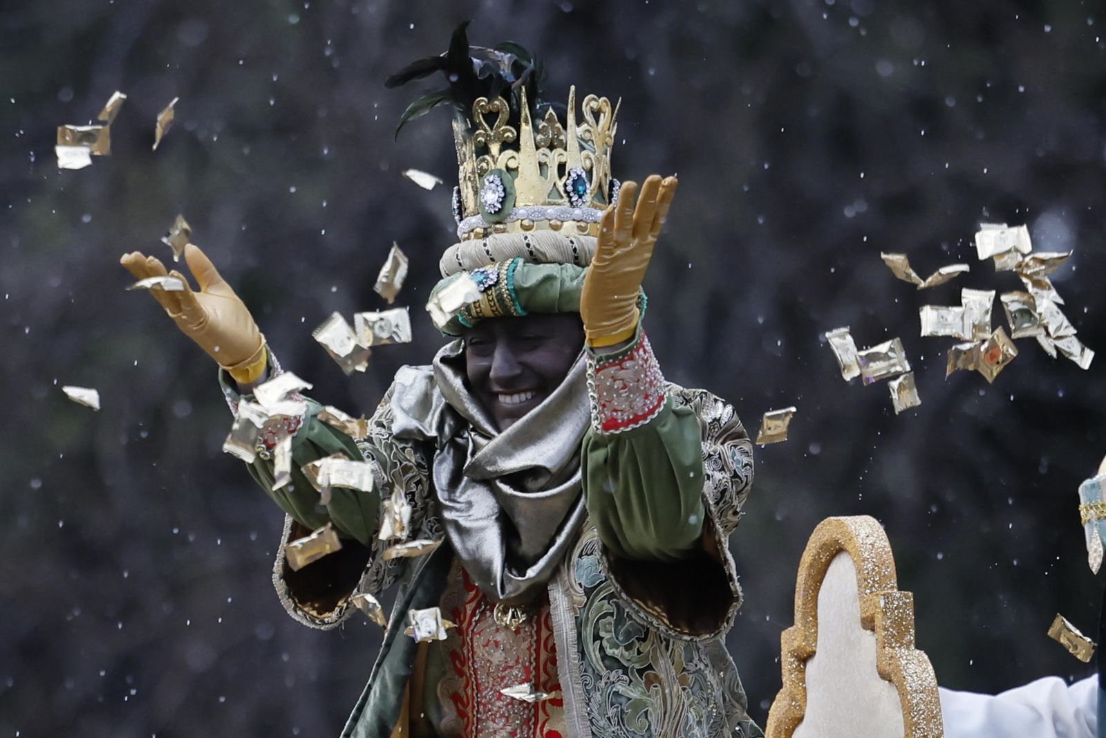 Juan Manuel Moreno Bonilla, vestido de Rey Baltasar, tira caramelos.