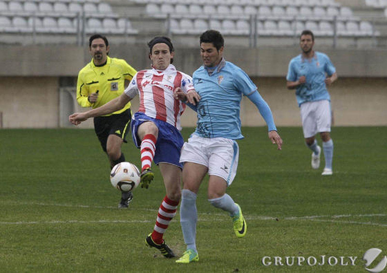 El Algeciras se aleja aún más de la zona de liguilla al perder en el Nuevo Mirador ante el San Fernando./Fotos:Erasmo Fenoy

Foto: Erasmo Fenoy