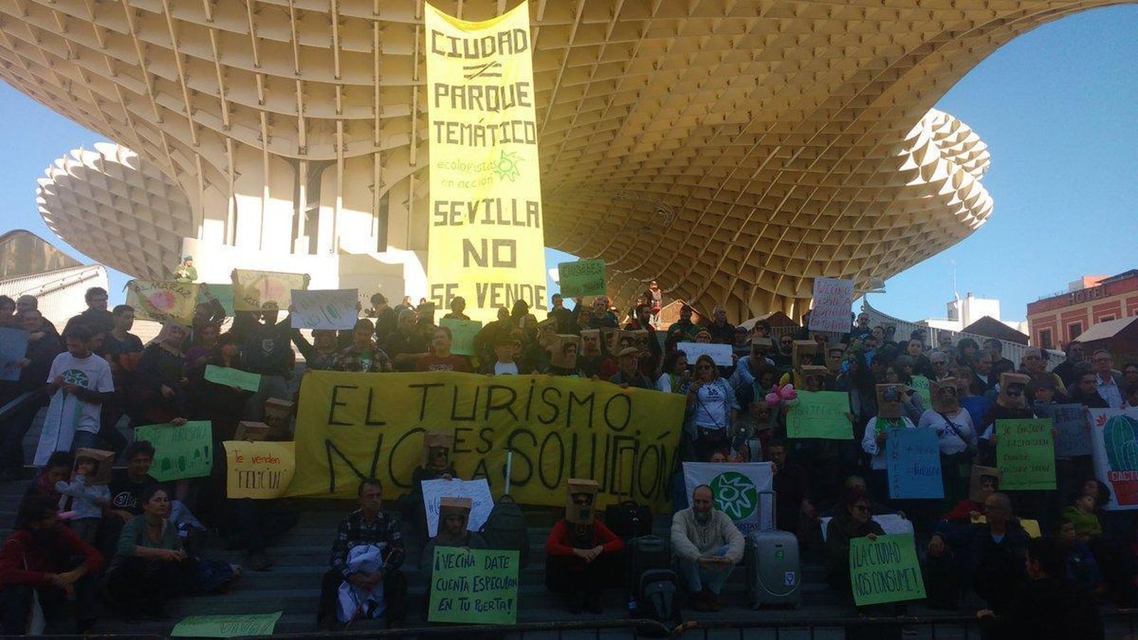 Un momento de la protesta organizada ayer en las 'setas'.