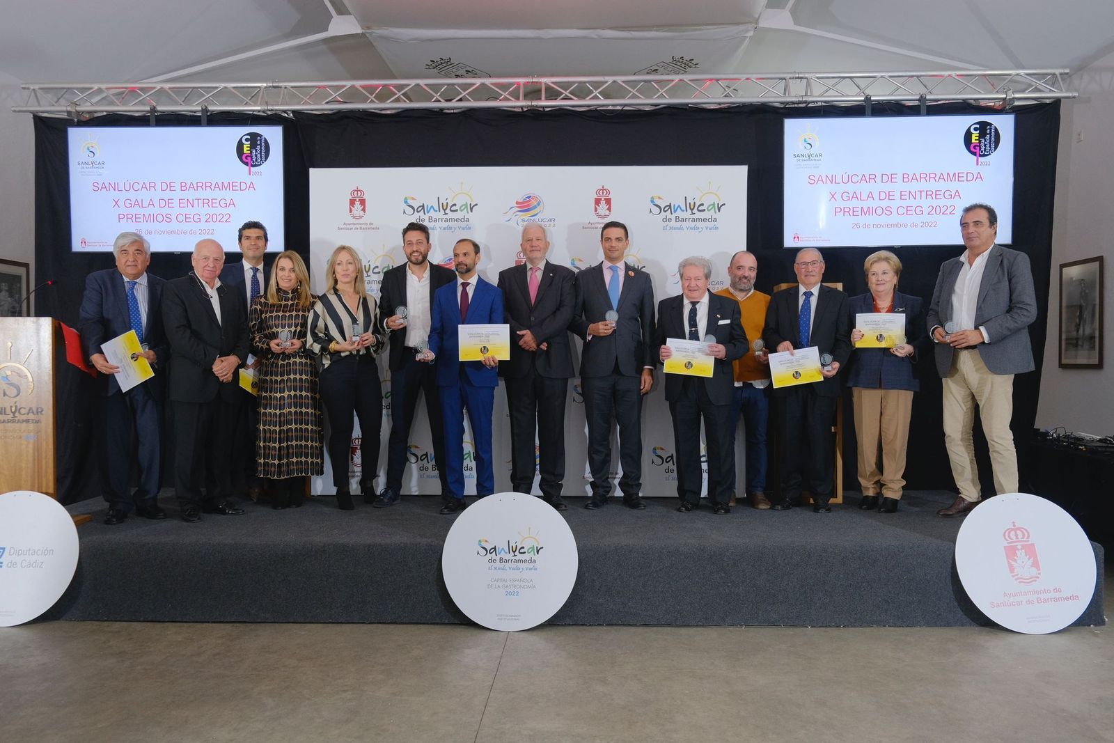 Los galardonados, con los Premios de la Capital Española de la Gastronomía 2022 en Sanlúcar.