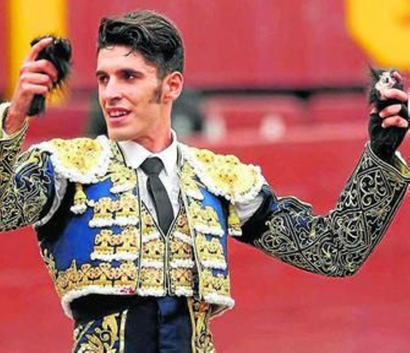 Alejandro Talavante, con las dos orejas de su primer toro. Alejandro Talavante, con las dos orejas de su primer toro.