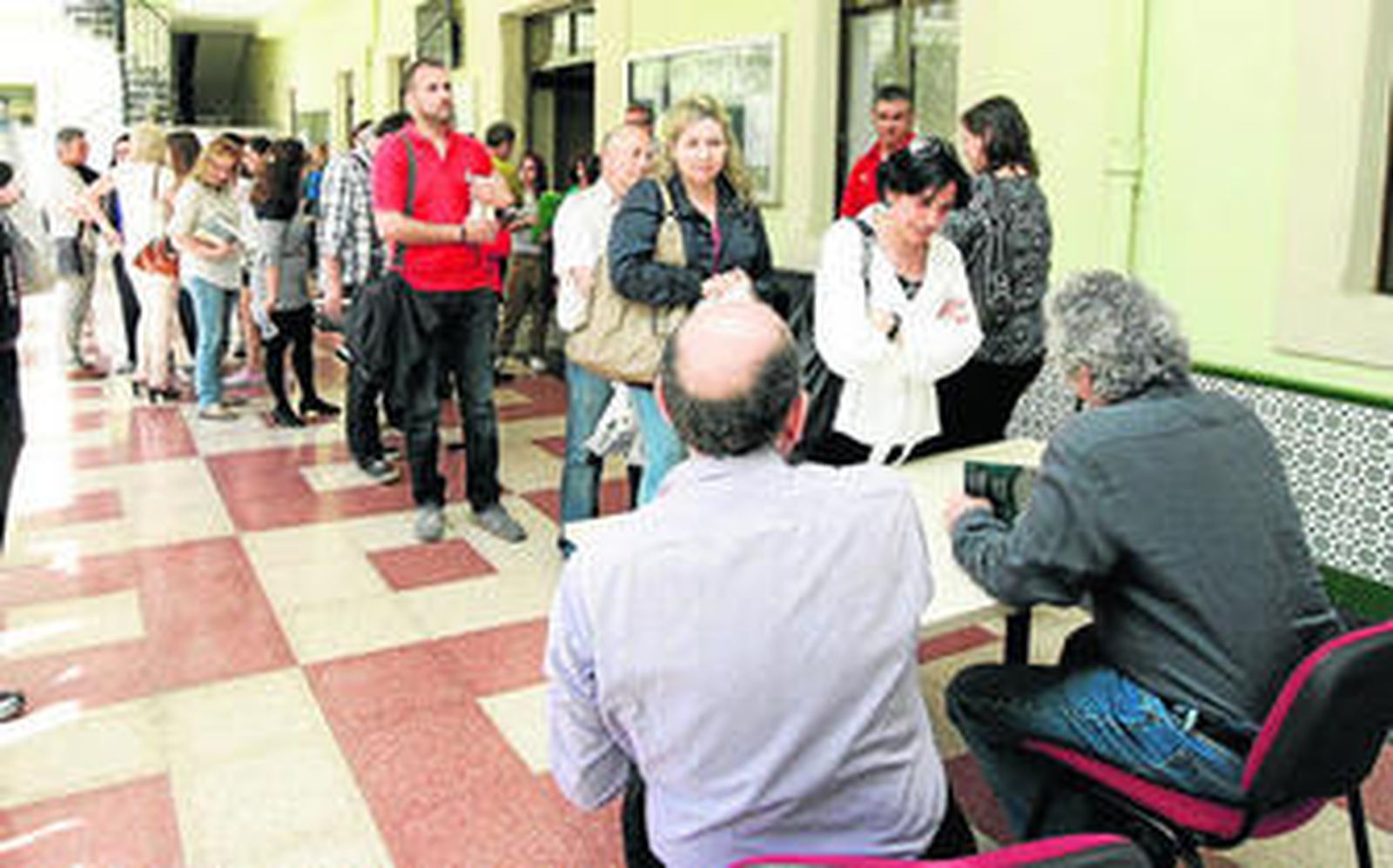 Largas colas para saludar a "un ídolo" y tener su firma