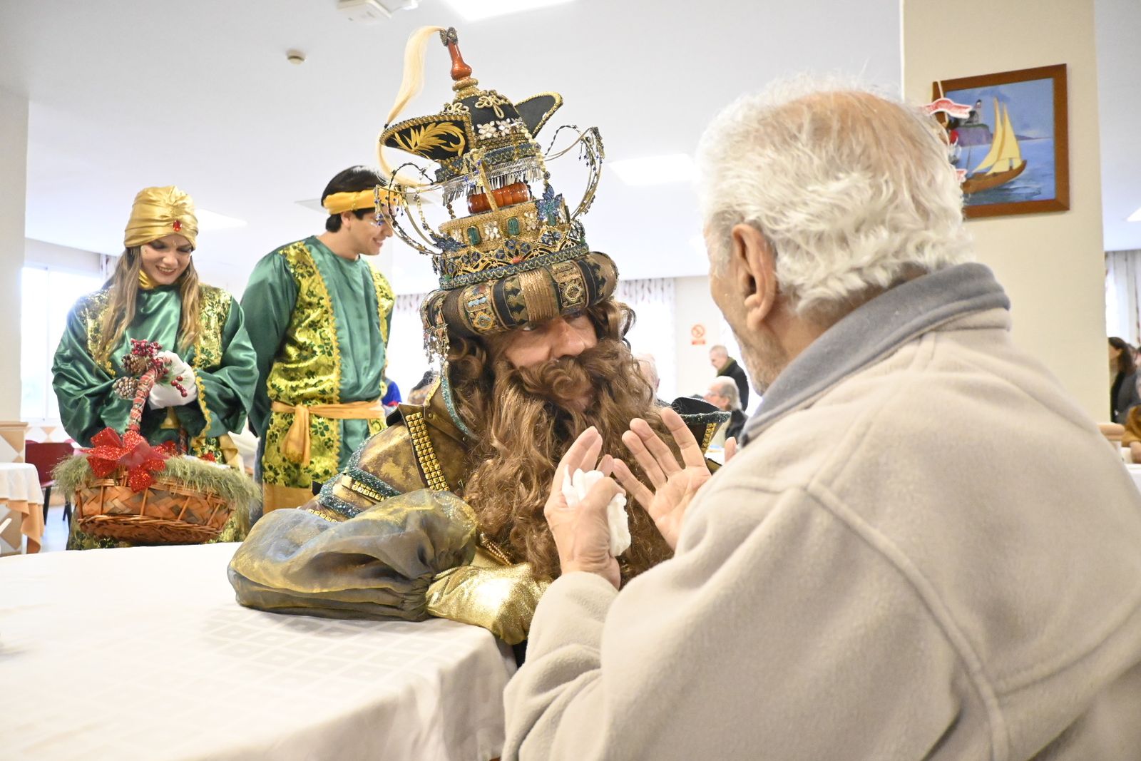 Recorrido fotográfico de los Reyes Magos por el hospital y los centros de mayores en la mañana del 5 de enero en Huelva