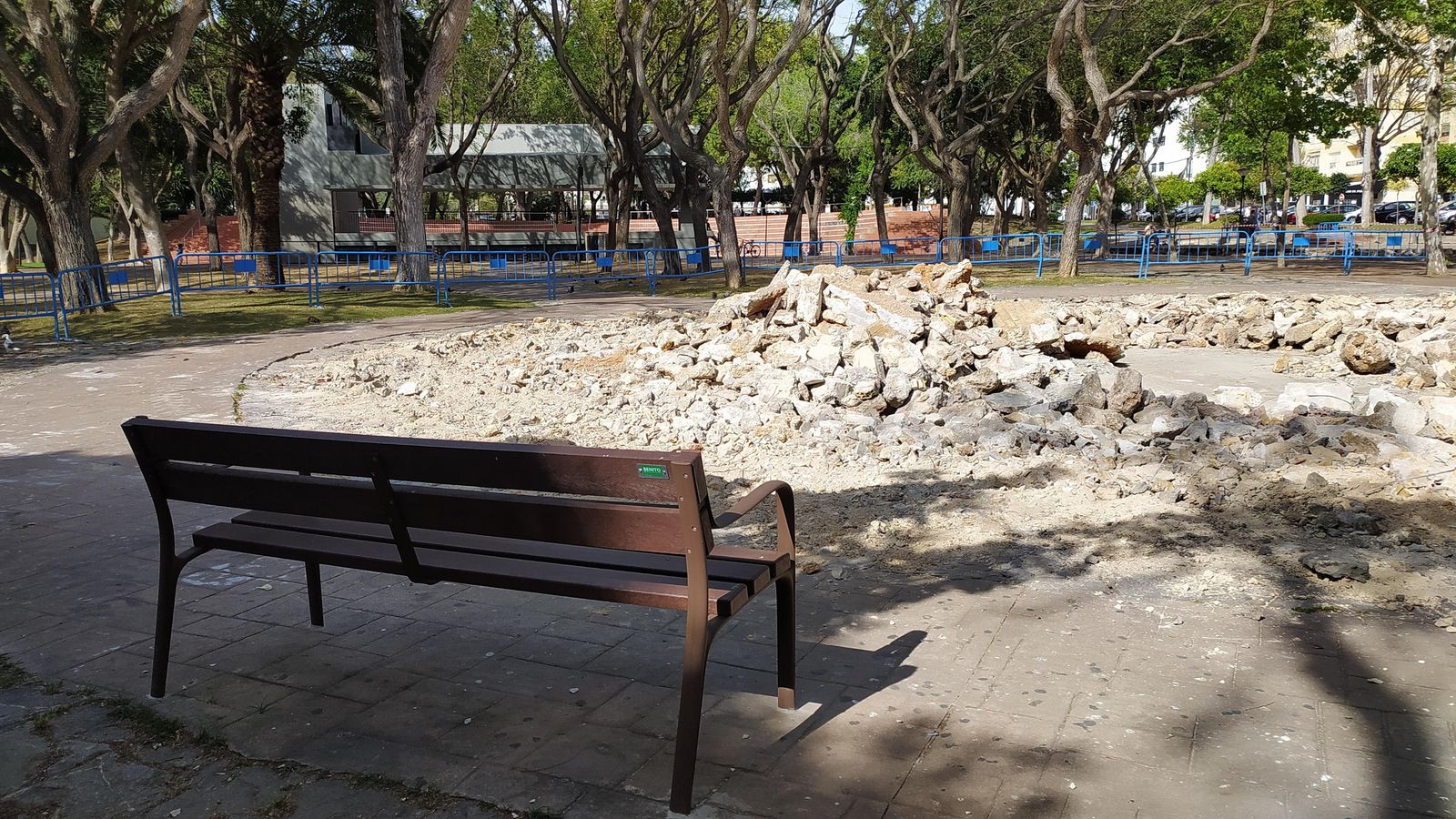 Derribo del estanque de los patos en el parque Almirante Laulhé en San Fernando.