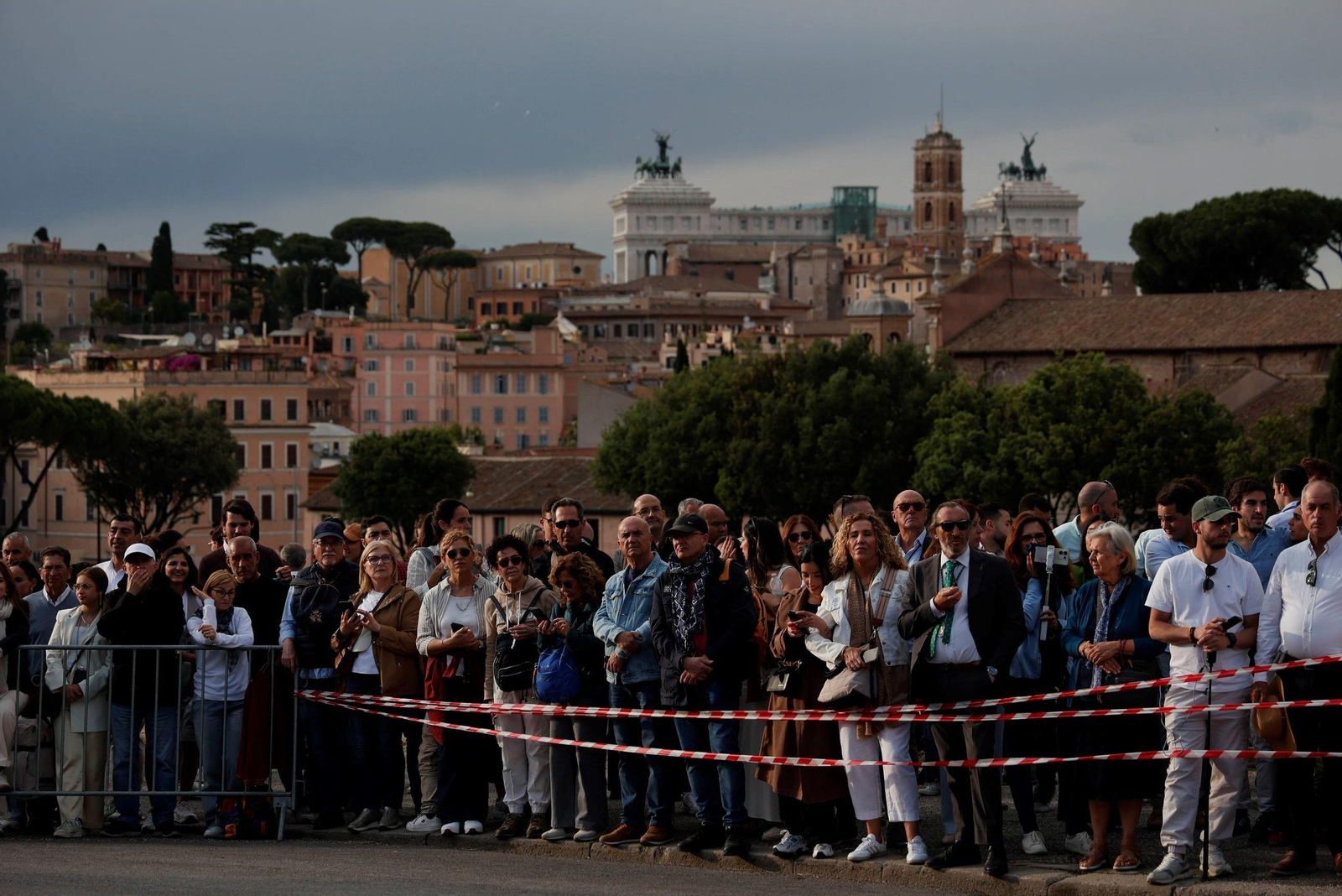 El aforamiento de la procesión fue excesivo y alejó demasiado al público de las sagradas imágenes.