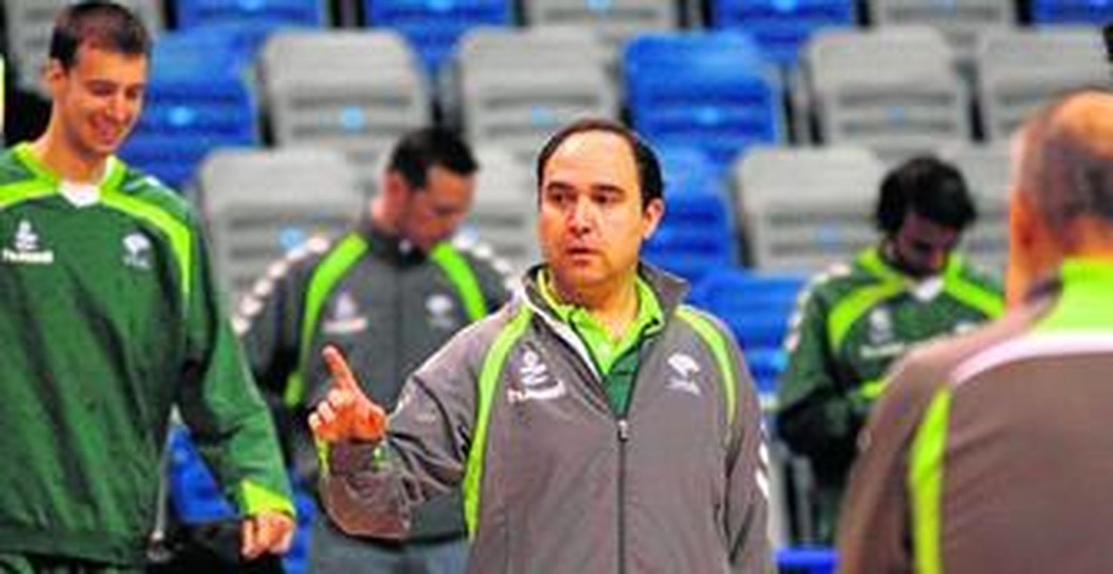 Chus Mateo da órdenes durante un entrenamiento en la pista central del Martín Carpena.
