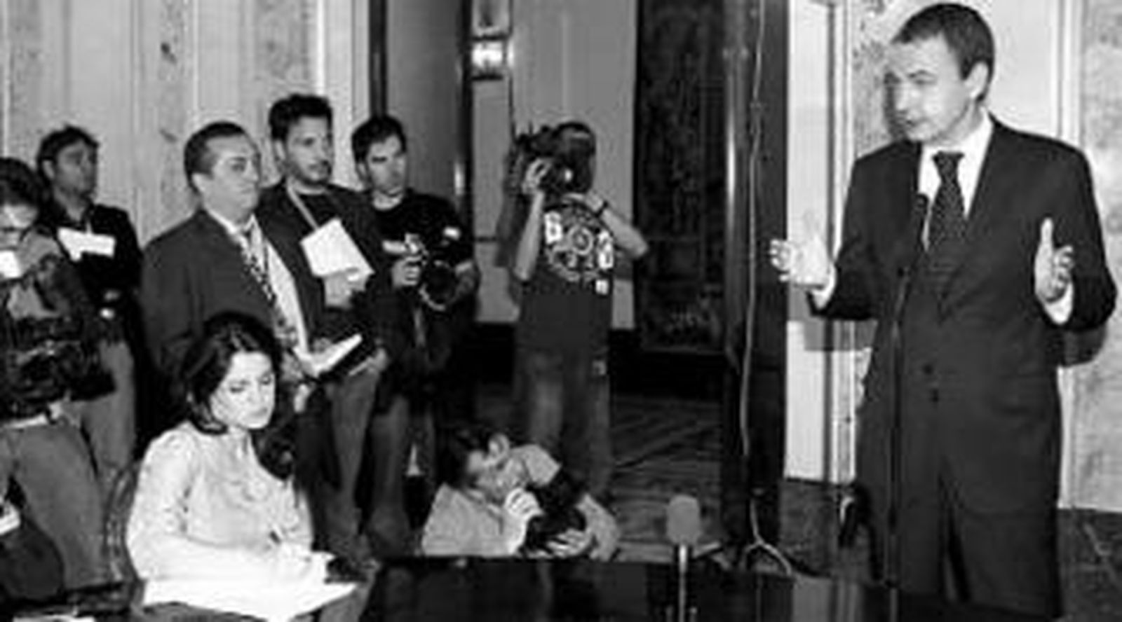 Zapatero valora ante los periodistas el golpe policial a ETA.