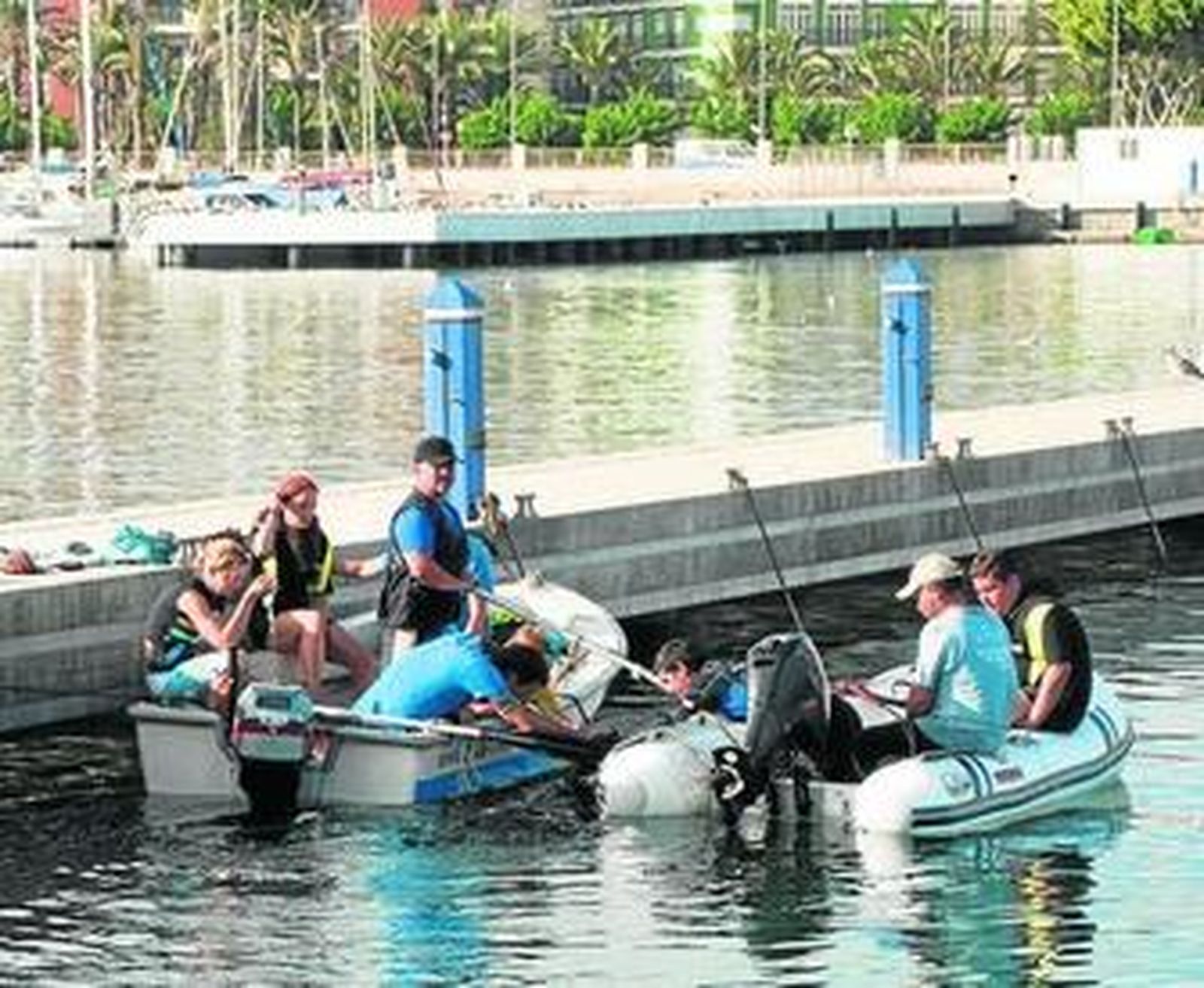 Dos días en el agua para salvar la vida a una ballena enferma de neumonía
