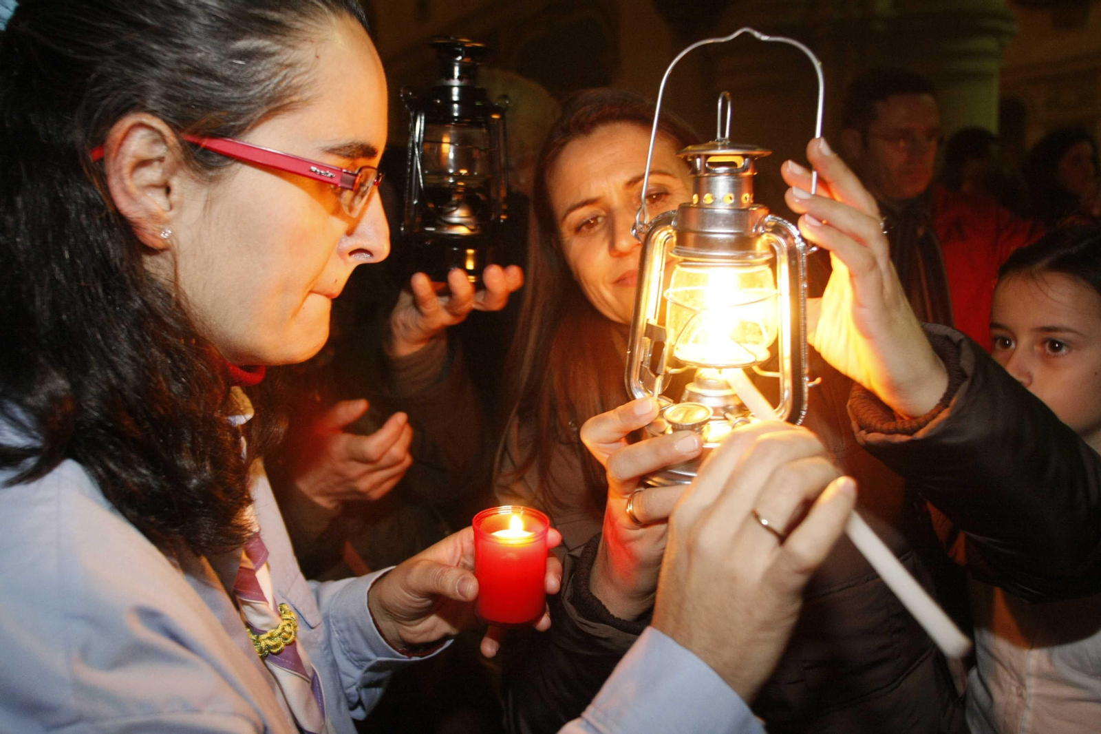 Una scout recibe la luz llegada desde Tierra Santa