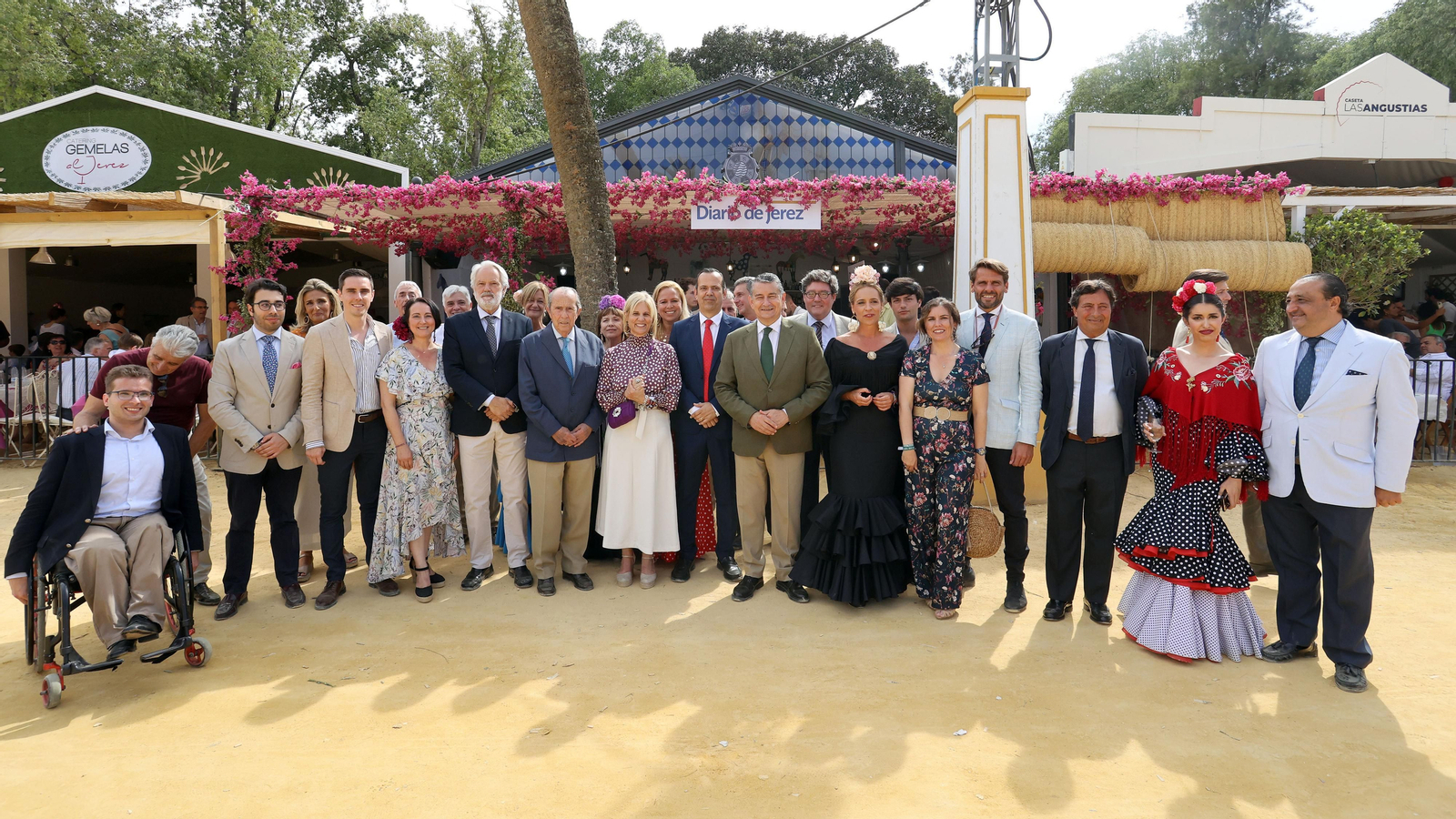 Antonio Sanz y María José García-Pelayo, junto a miembros del PP y de Diario de Jerez, frente a la caseta de este periódico.