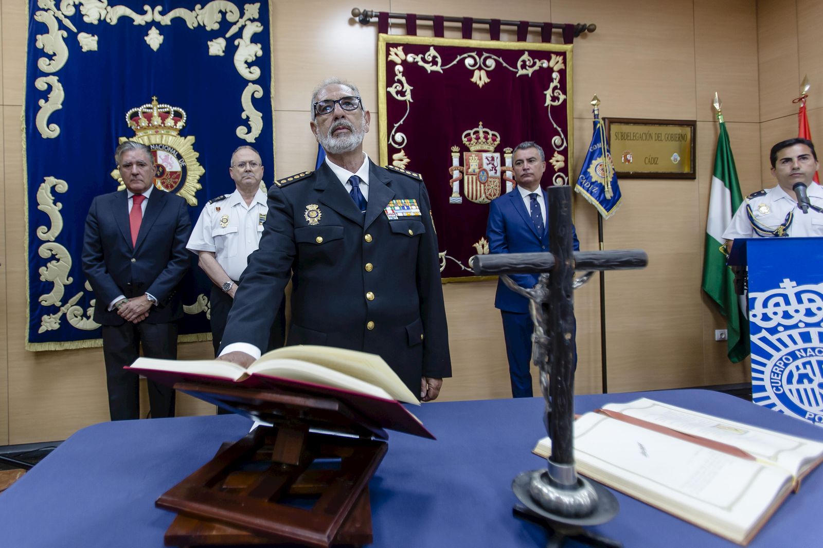 Santos Bernal, jurando su cargo como comisario provincial de la Policía.