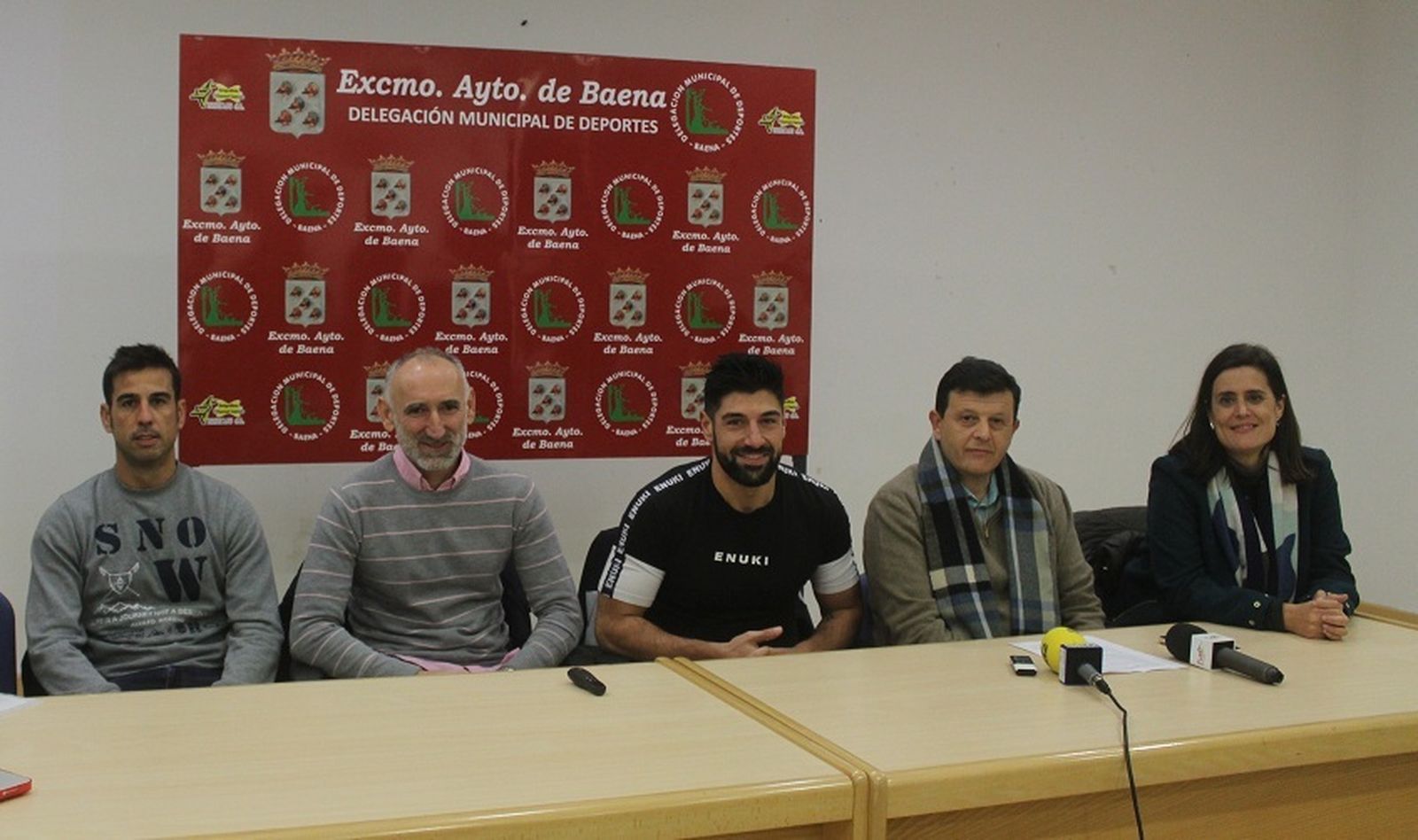 Los responsables del Club Triatlón Baena NX, junto a la alcaldesa, Cristina Piernagorda, y el delegado de Deportes, Joaquín Morales.