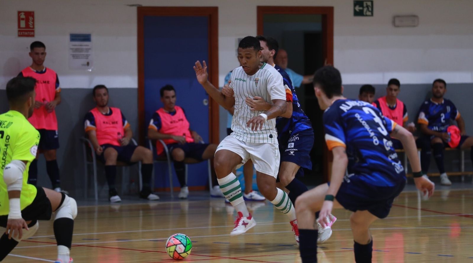 Guilherme, pívot del Córdoba Patrimonio de la Humanidad, supera a un jugador del UMA Antequera.
