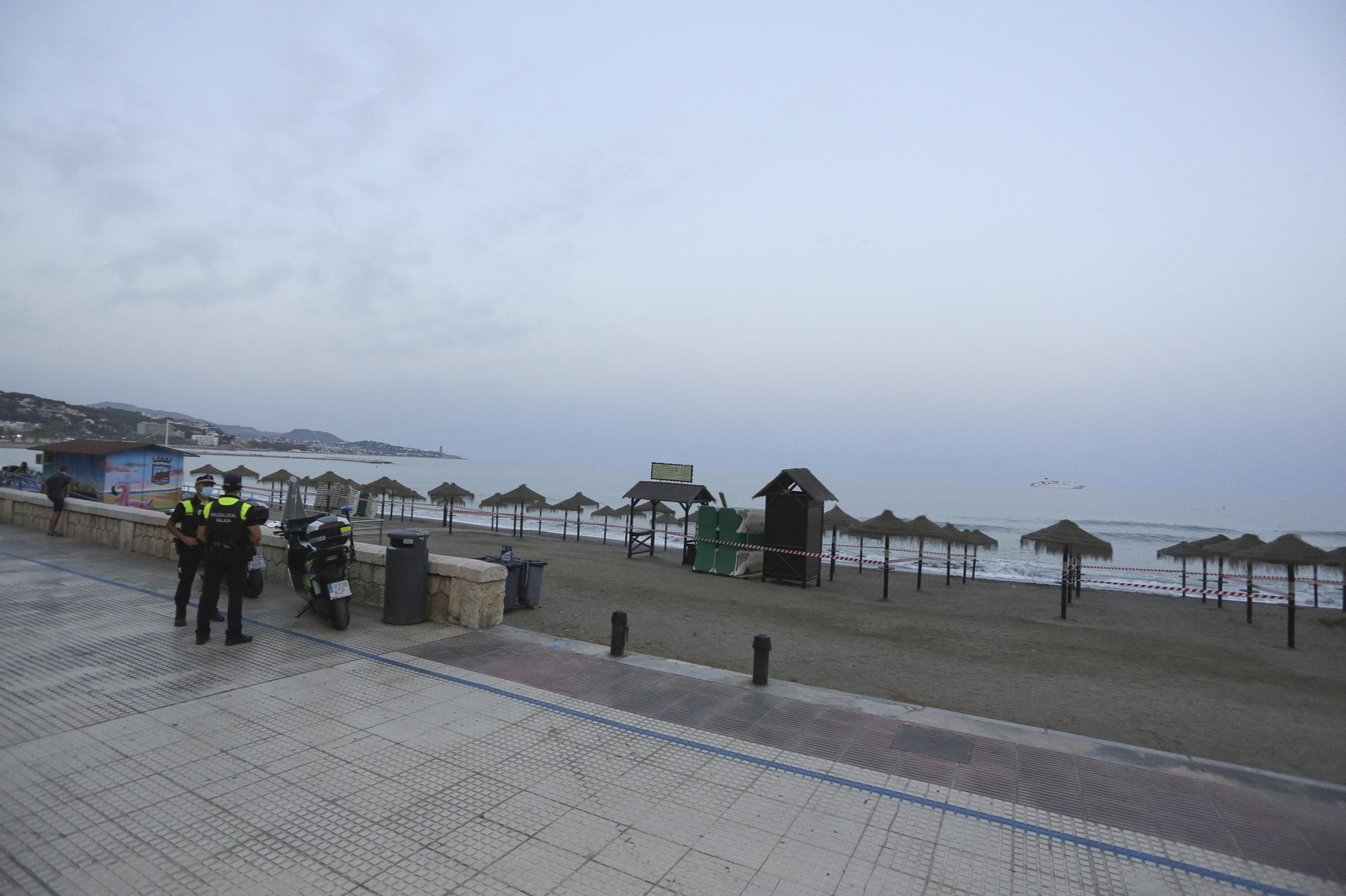 Solitaria noche de San Juan en las playas de Málaga, en fotos