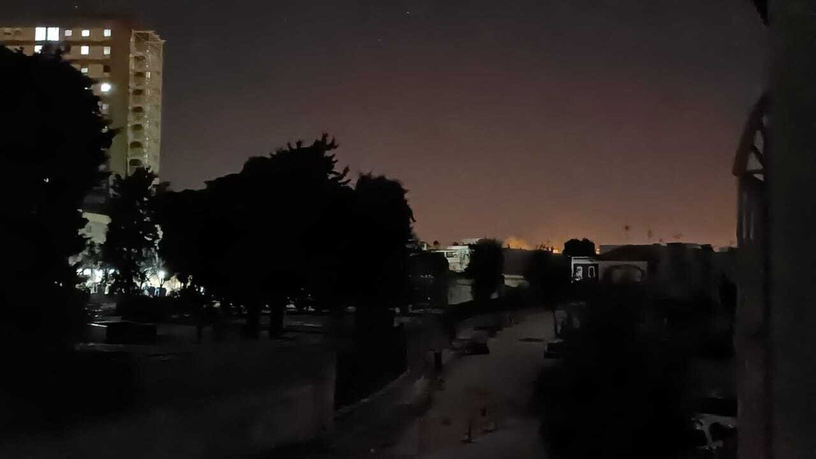 Una fotografía realizada por un vecino. Al fondo se ve el humo que ha desatado el incendio del transformador.