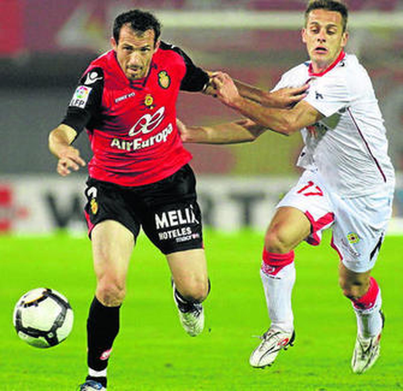 Josemi se marcha del jugador de Osasuna Camuñas.