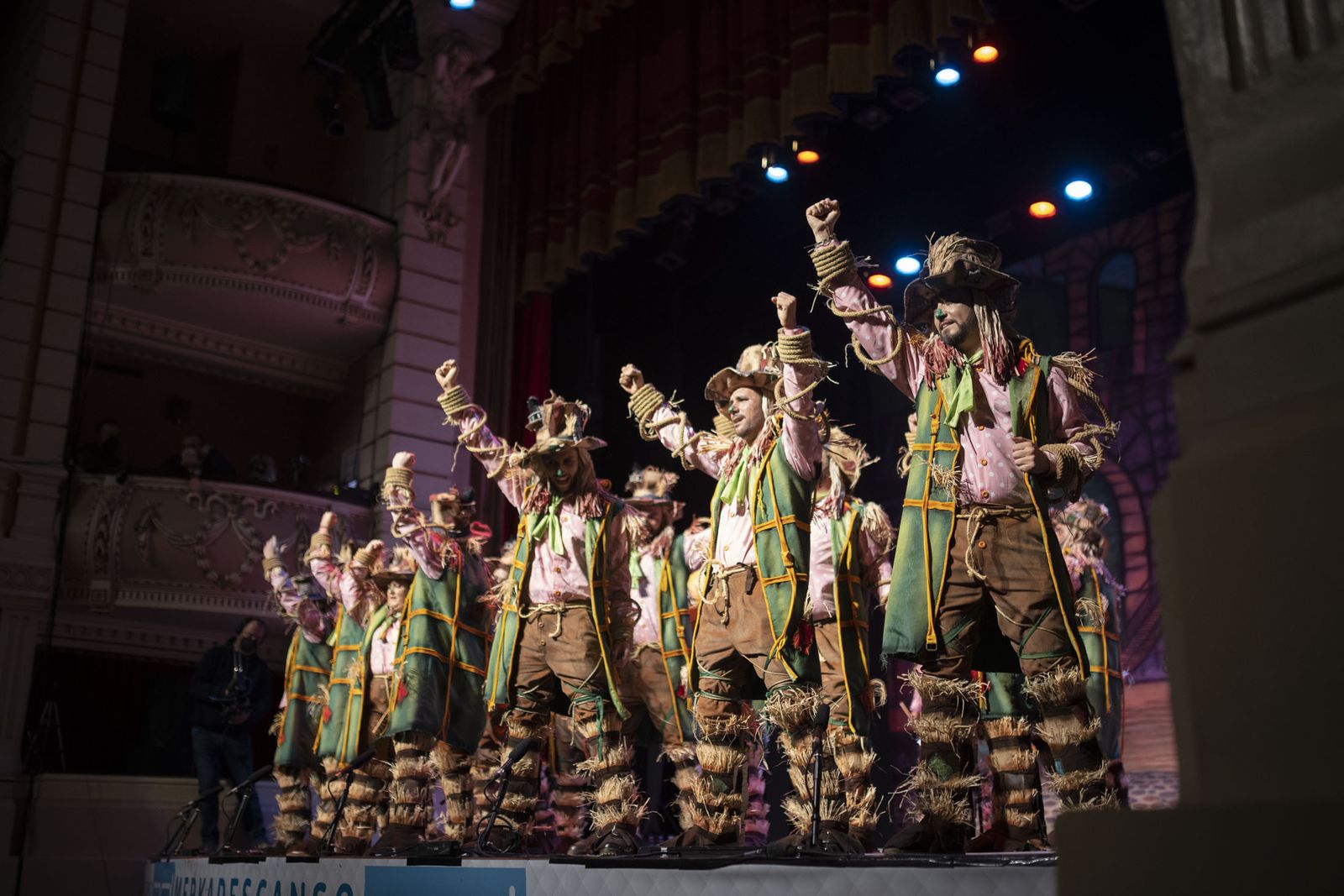 Imágenes de la actuación de la comparsa de Punta Umbría 'Los desataos' en el Carnaval Colombino