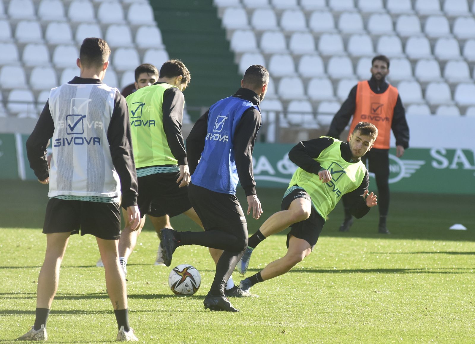 El regreso al trabajo del Córdoba CF tras el parón navideño, en imágenes