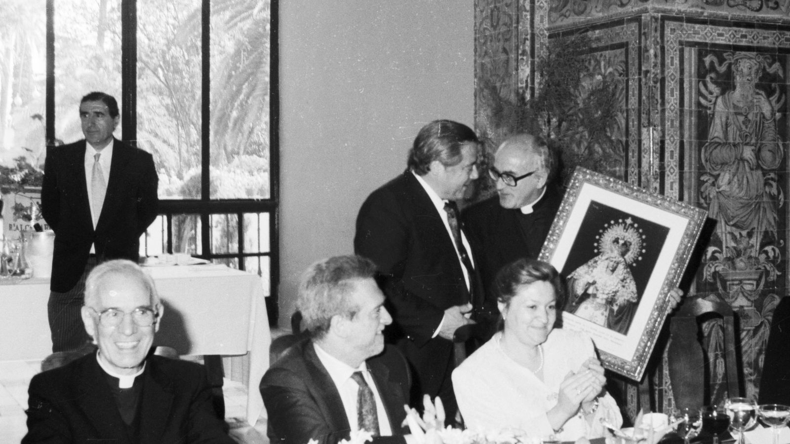 José María Javierre recibe un recuerdo durante el almuerzo en el Real Alcázar