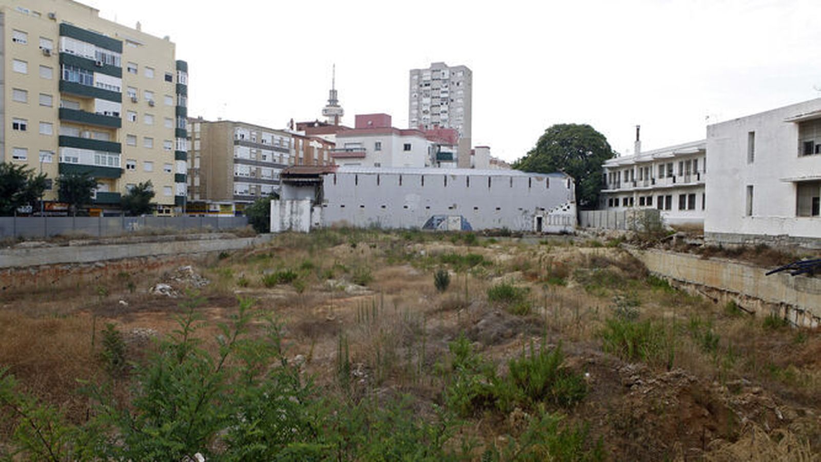 Solar del pabellón Fernando Portillo, pendiente de construir desde hace más de una década.
