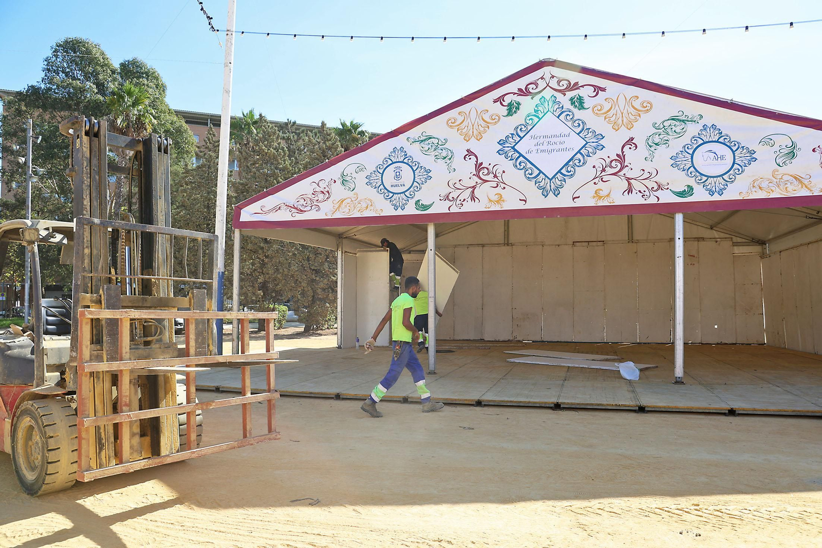 Pistoletazo de salida para la Feria de Otoño y del caballo de Huelva con el montaje de las casetas