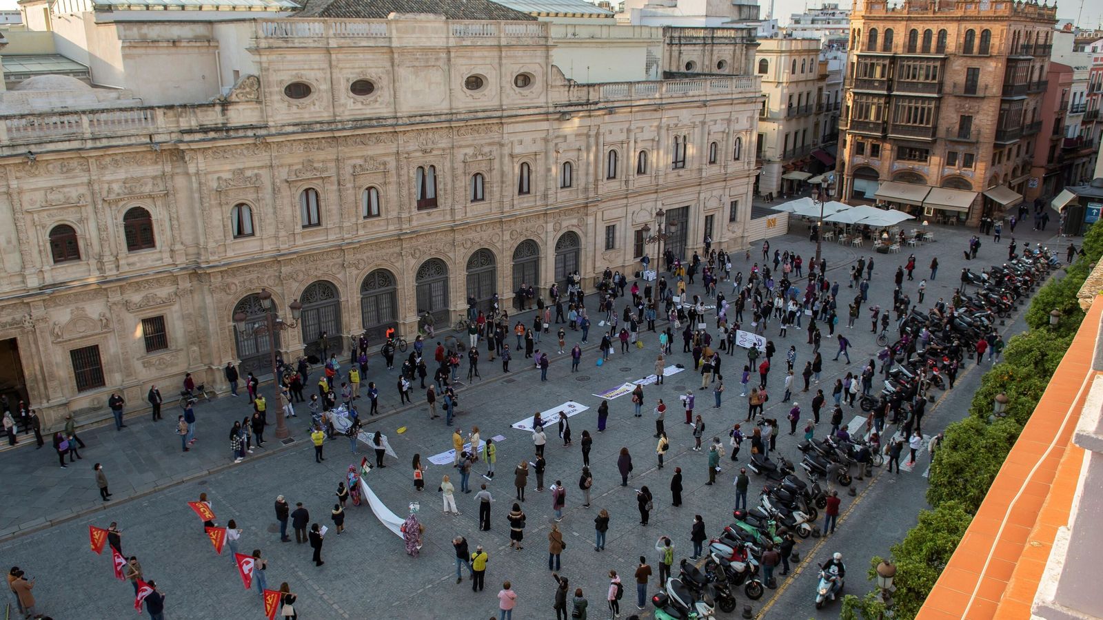 Vista cenital del acto reivindicativo del 8 de marzo en la plaza de San Francisco.
