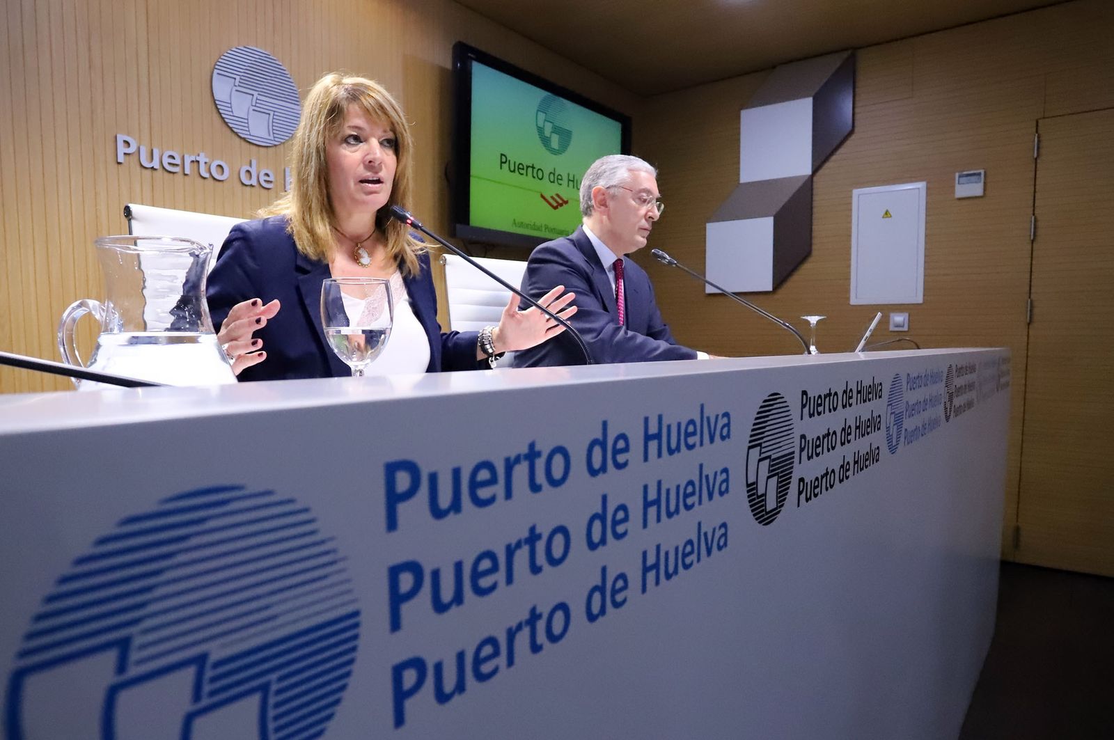 Pilar Miranda e Ignacio Álvarez-Ossorio en la presentación del balance anual del Puerto de Huelva.