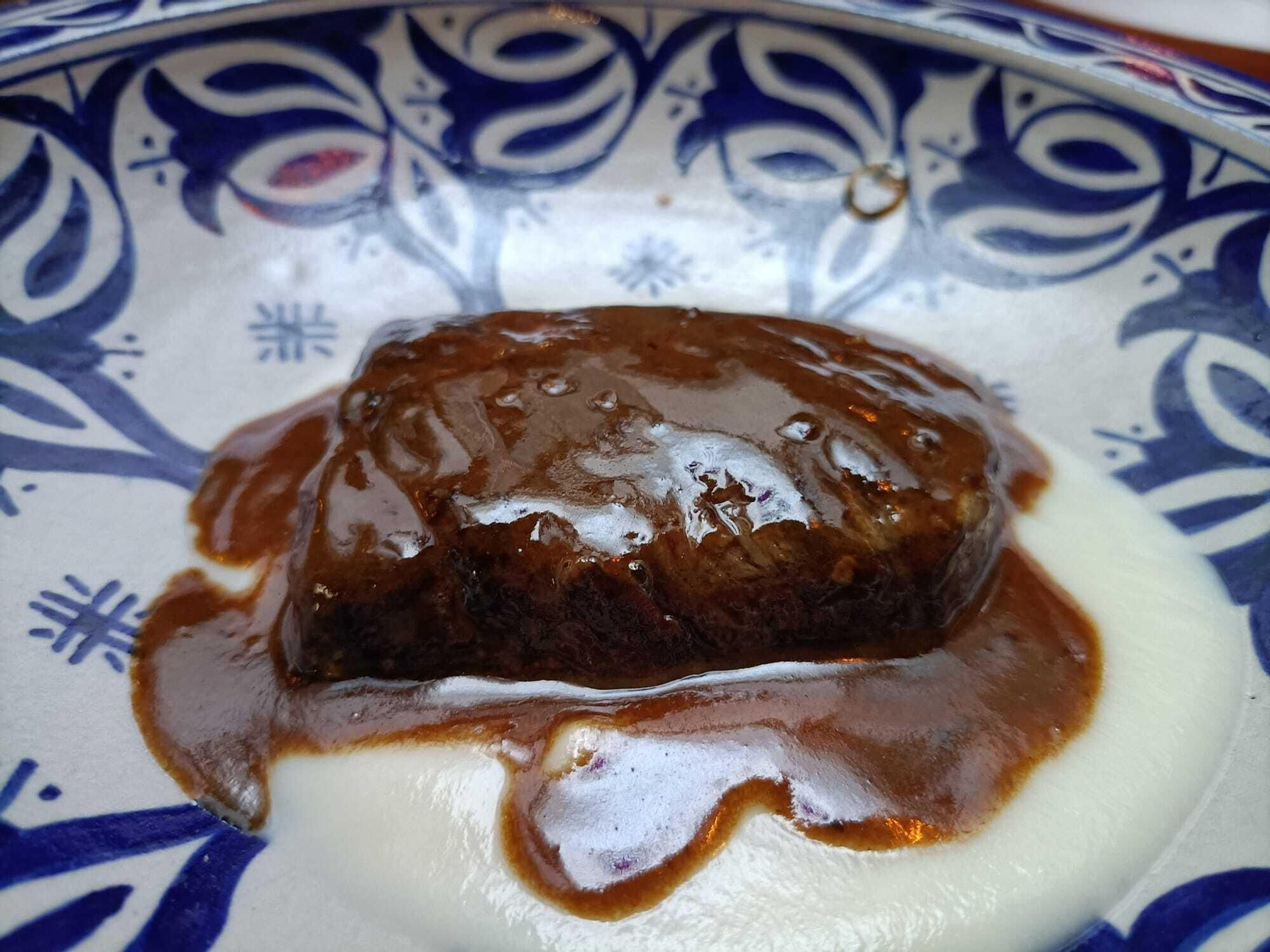 Presa de Angus, coliflor y salsa a la pimienta