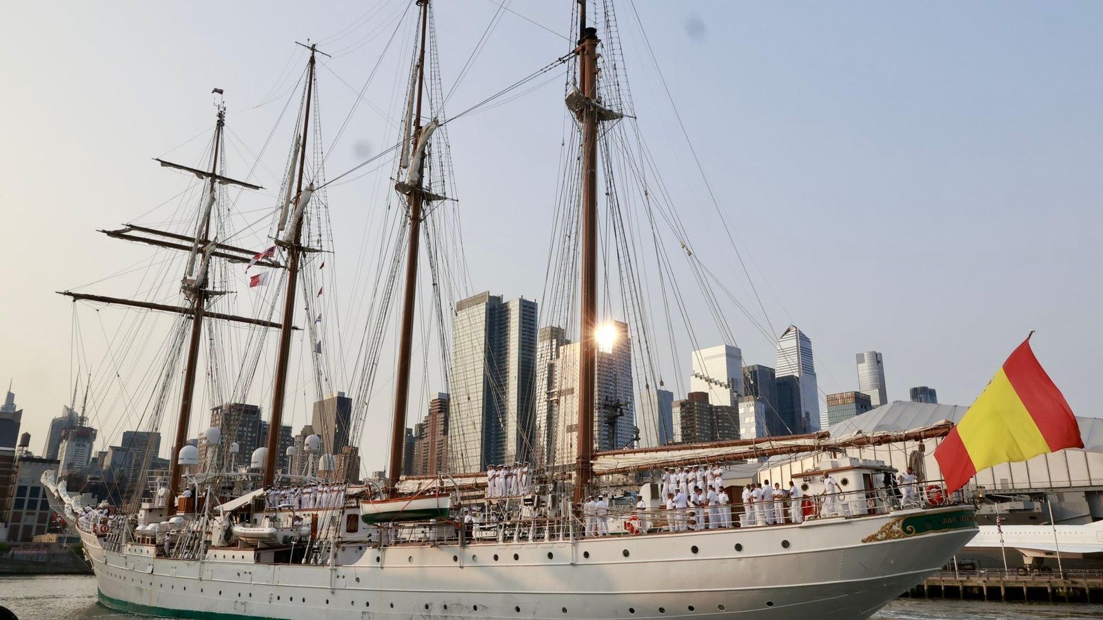 El 'Elcano' llega a Nueva York, con la princesa Leonor a bordo.