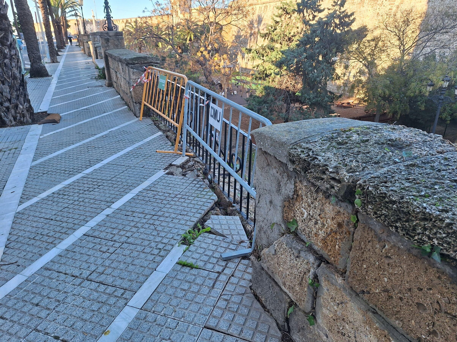 Estado casi ruinoso de un tramo de la balaustrada del foso de Puerta Tierra.