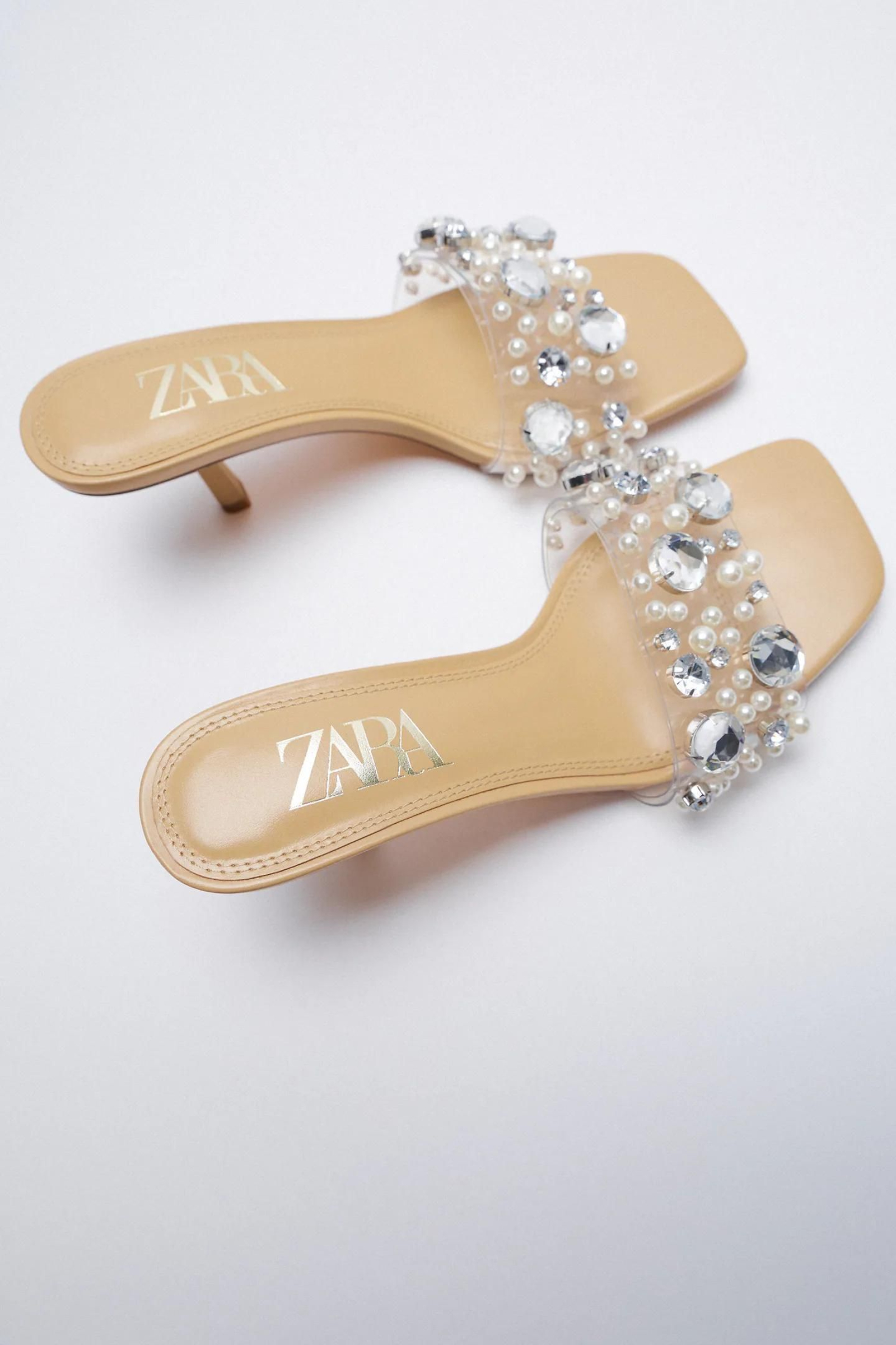 Sandalias de vinilo y pedrería de Zara.