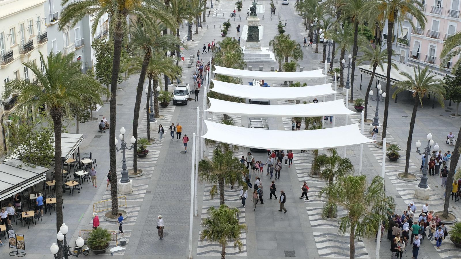 Toldos  ya instalados a finales de mayo de 2018.