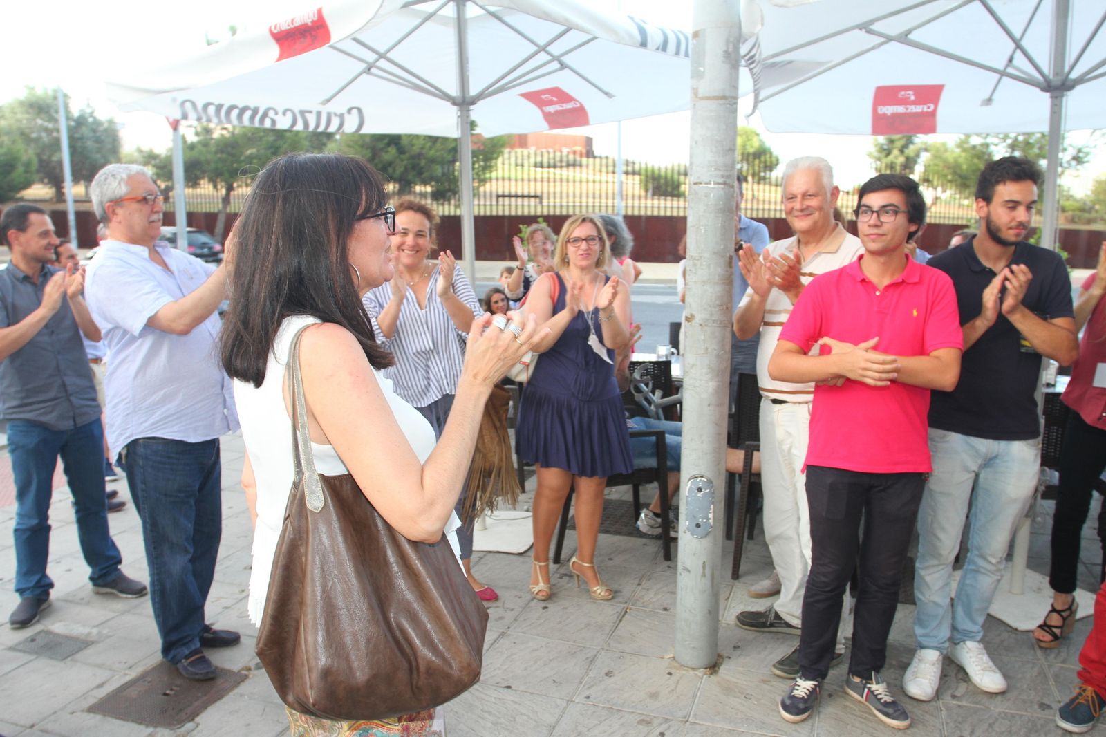 María Antonia Peña es felicitada tras conocerse los resultados.