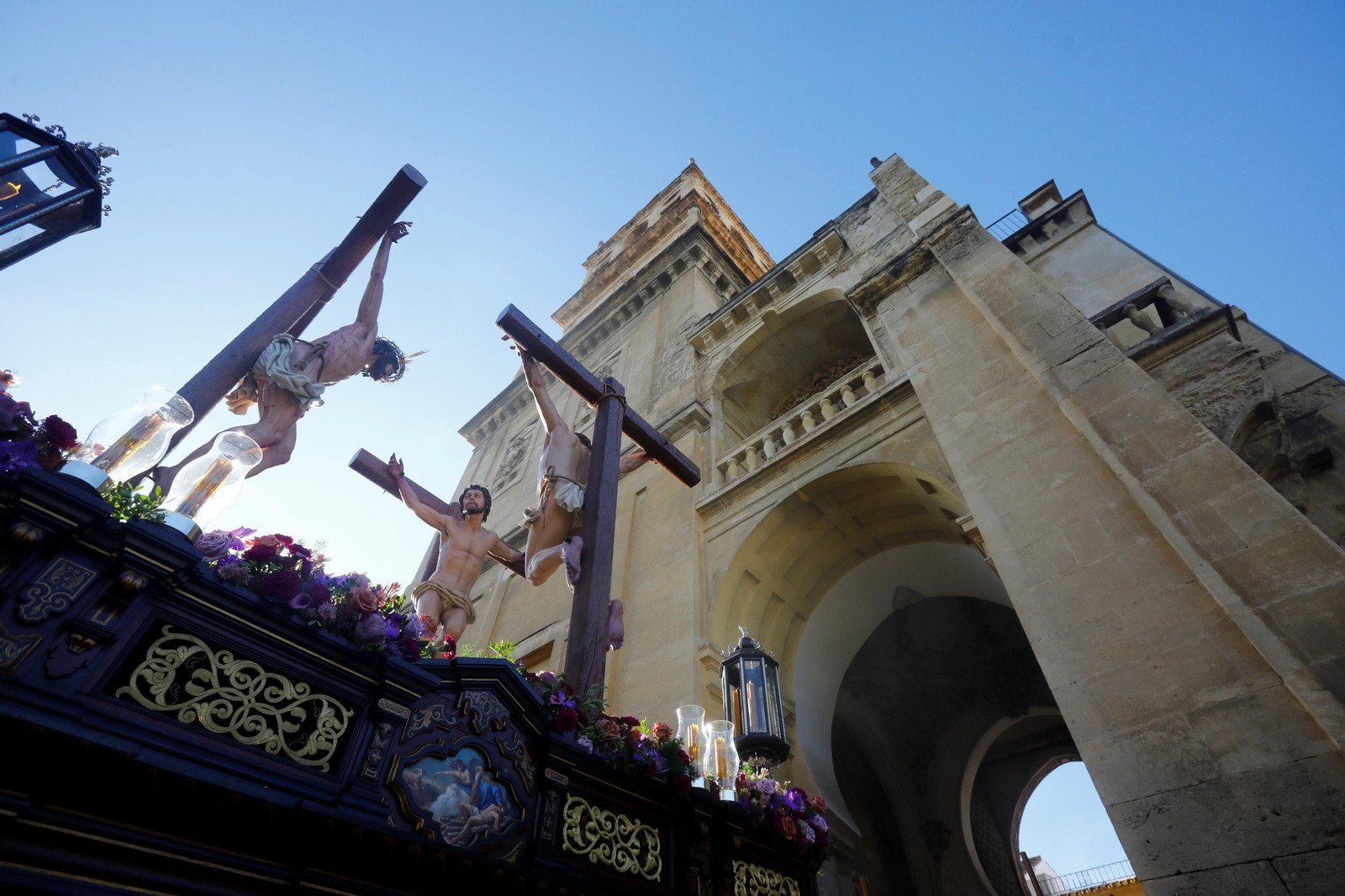 Las mejores fotos de los traslados de regreso de las hermandades tras el Magno Vía Crucis de Córdoba