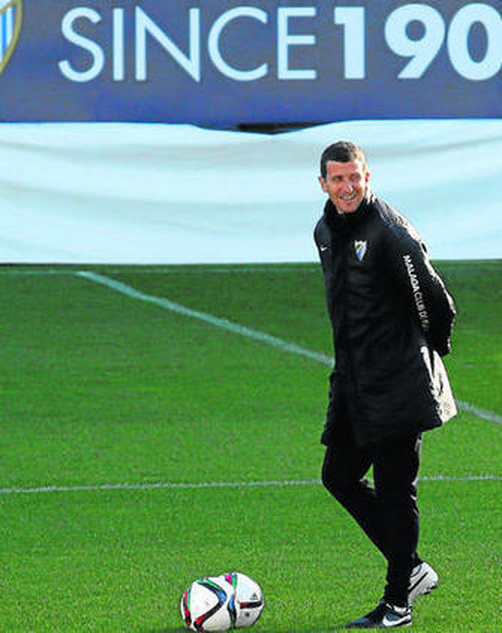 Un sonriente Javi Gracia observa cómo trabaja sus jugadores.