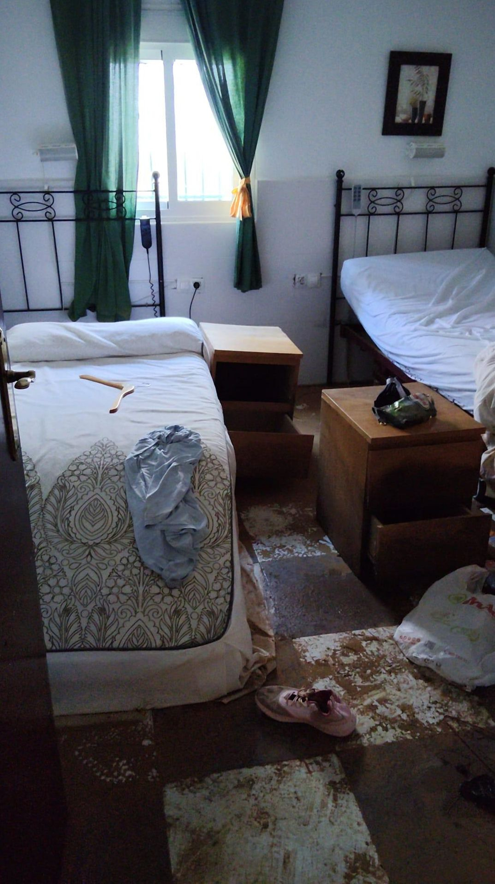 El destrozo que la lluvia provocó en las habitaciones de la residencia Virgen de Setefilla.