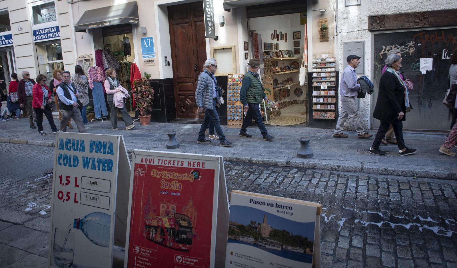 Varias personas caminan por una de las aceras de la calle García de Vinuesa.